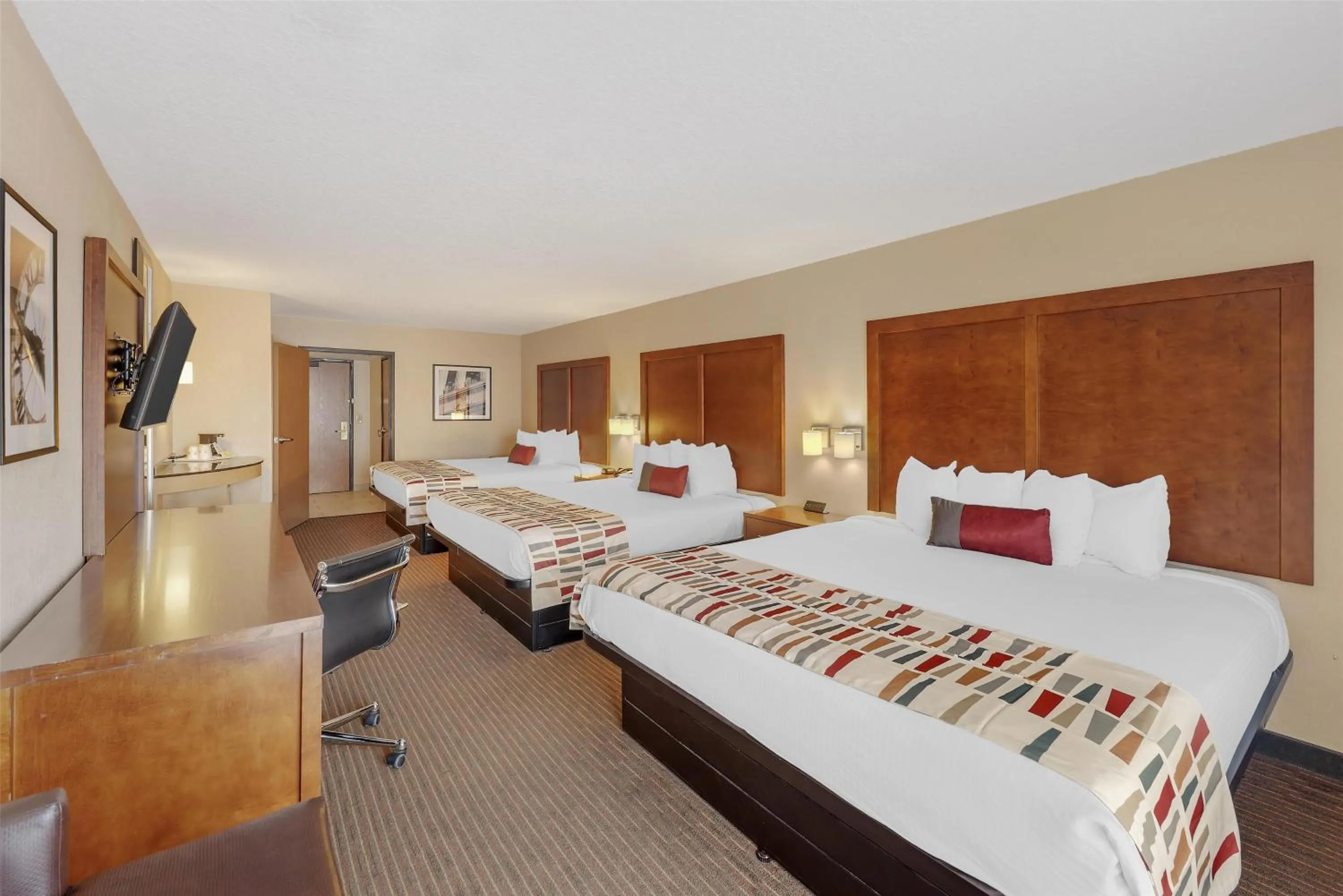 Photo of the whole room, Bed in Best Western Alamo Suites