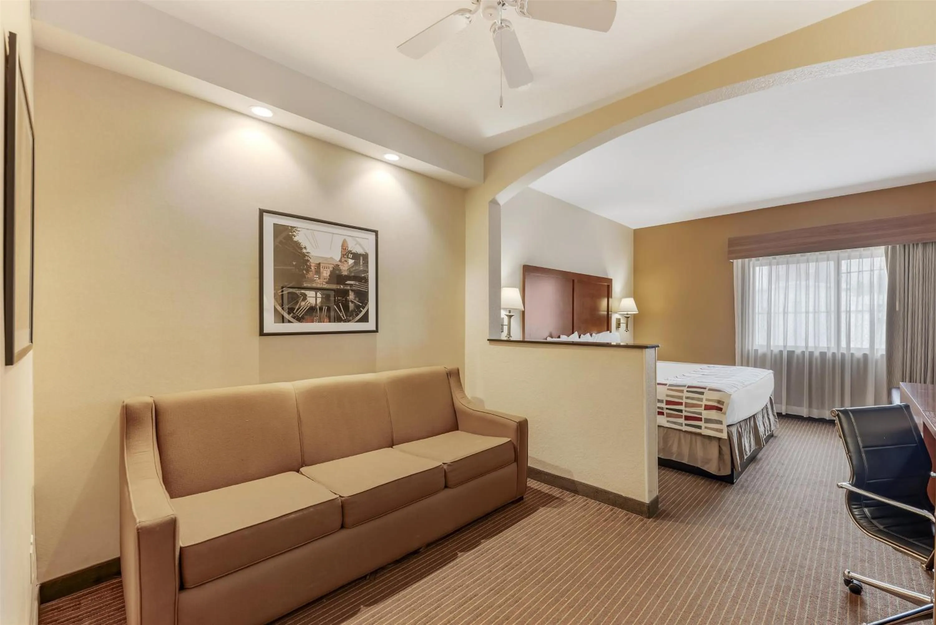 Photo of the whole room, Bed in Best Western Alamo Suites