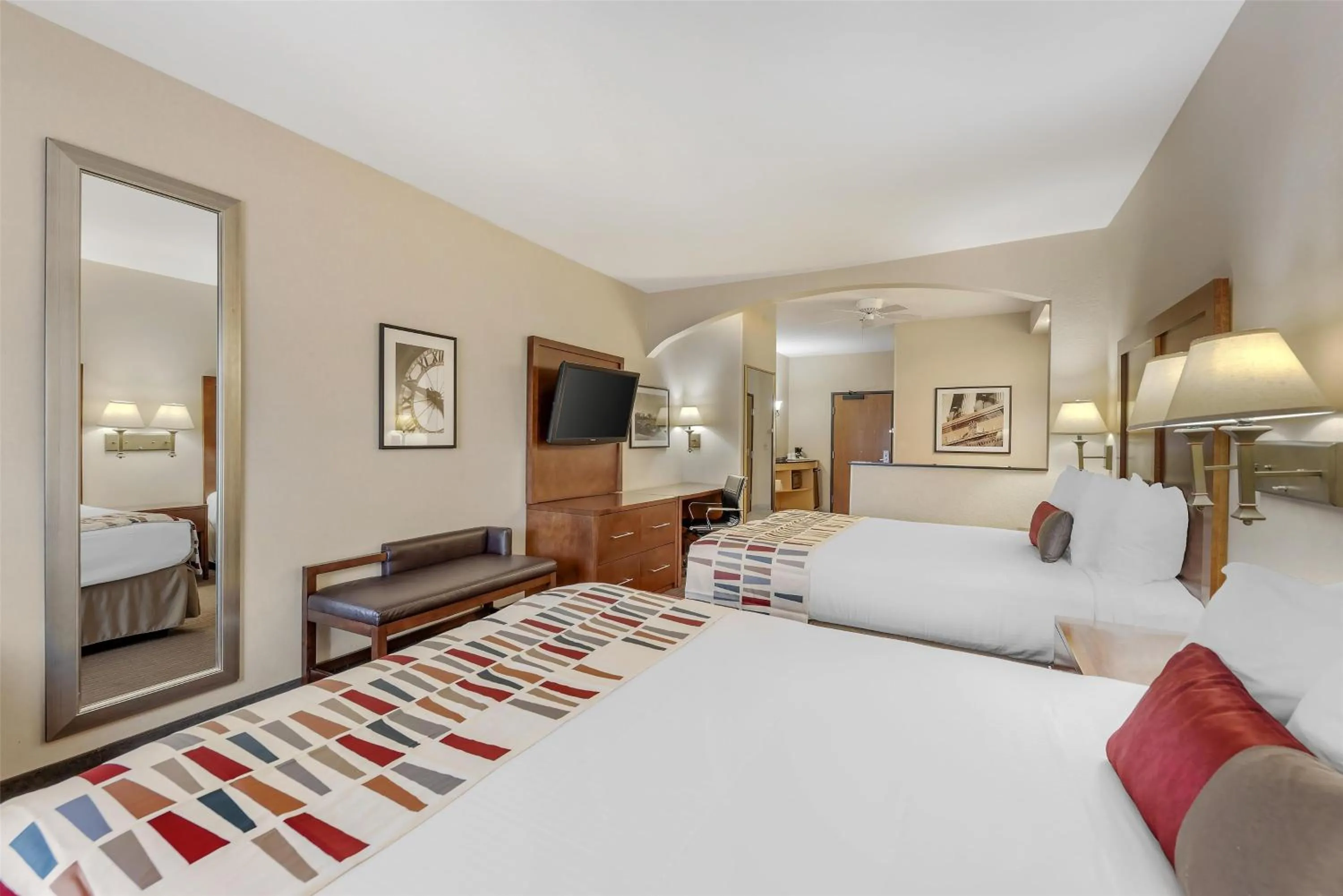 Photo of the whole room, Bed in Best Western Alamo Suites