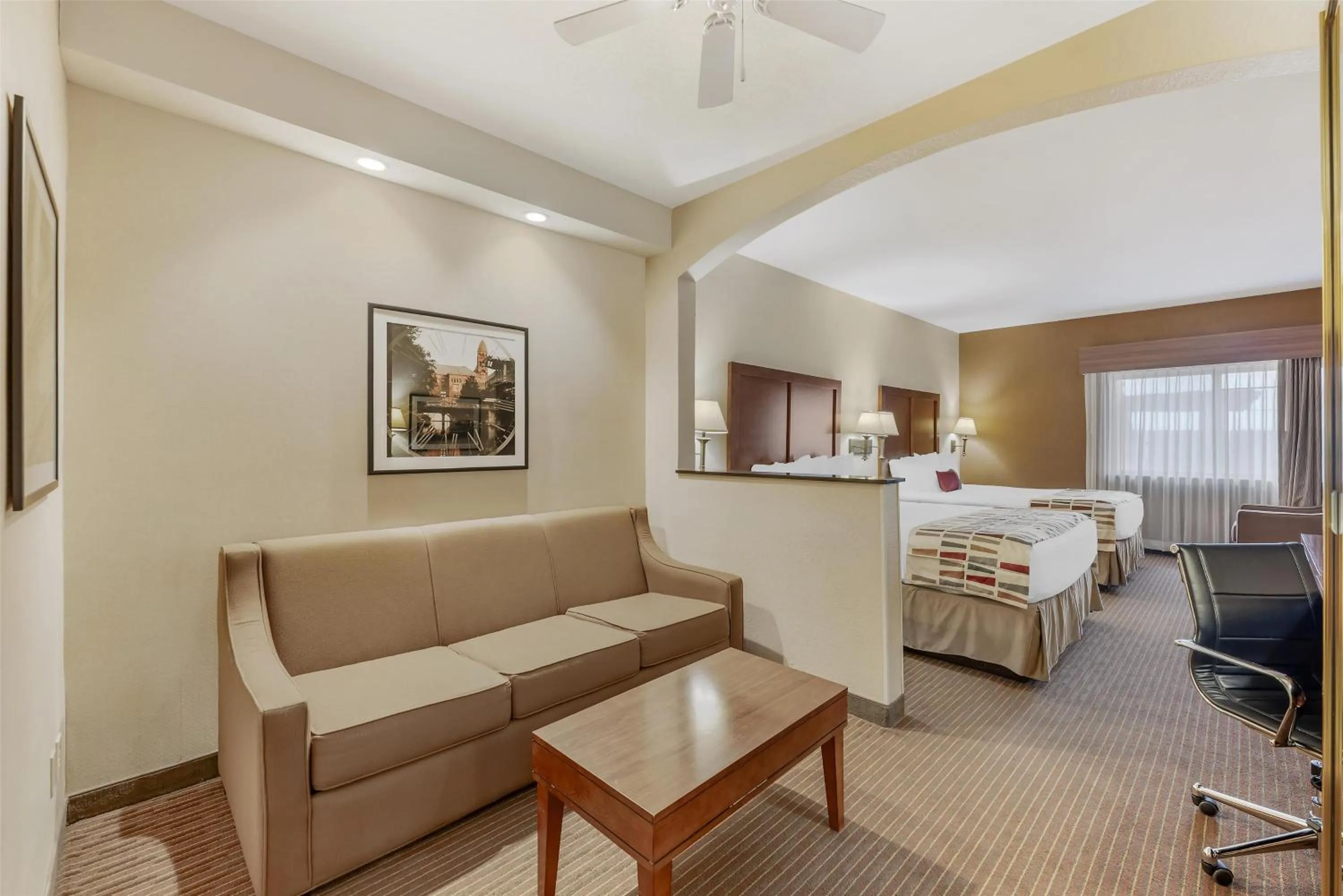 Photo of the whole room, Bed in Best Western Alamo Suites