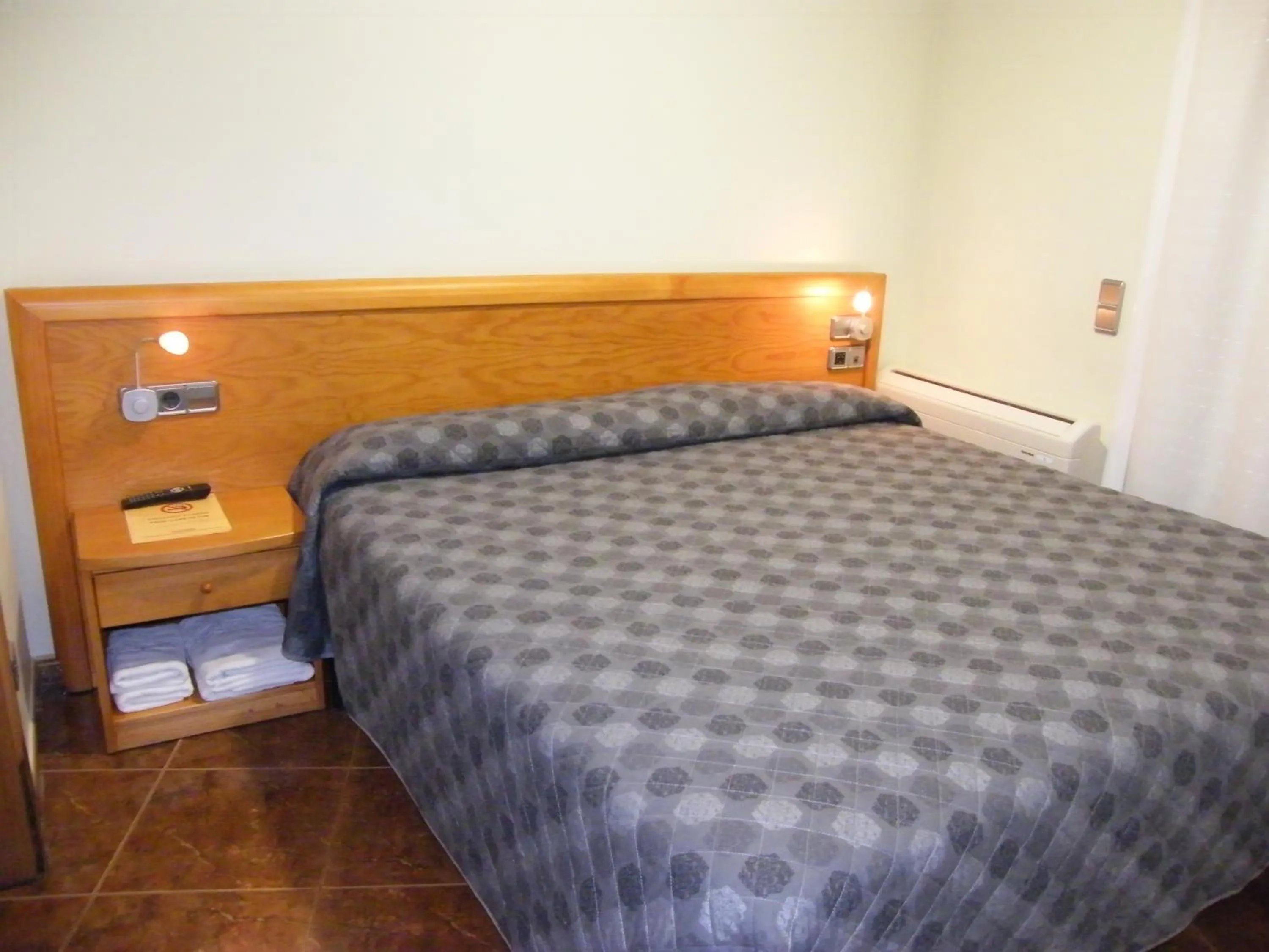 Photo of the whole room, Bed in Amolls Restaurant i Habitacions