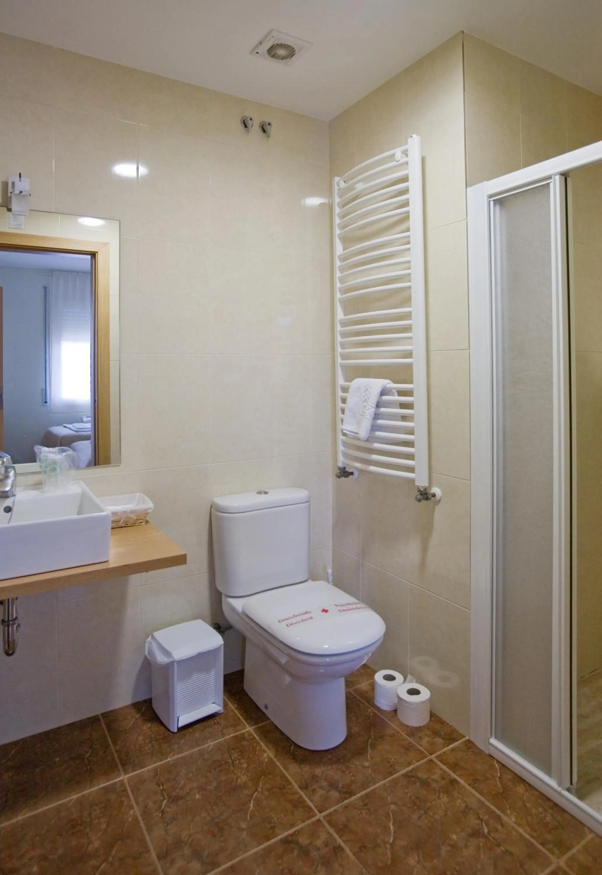 Bathroom in Amolls Restaurant i Habitacions