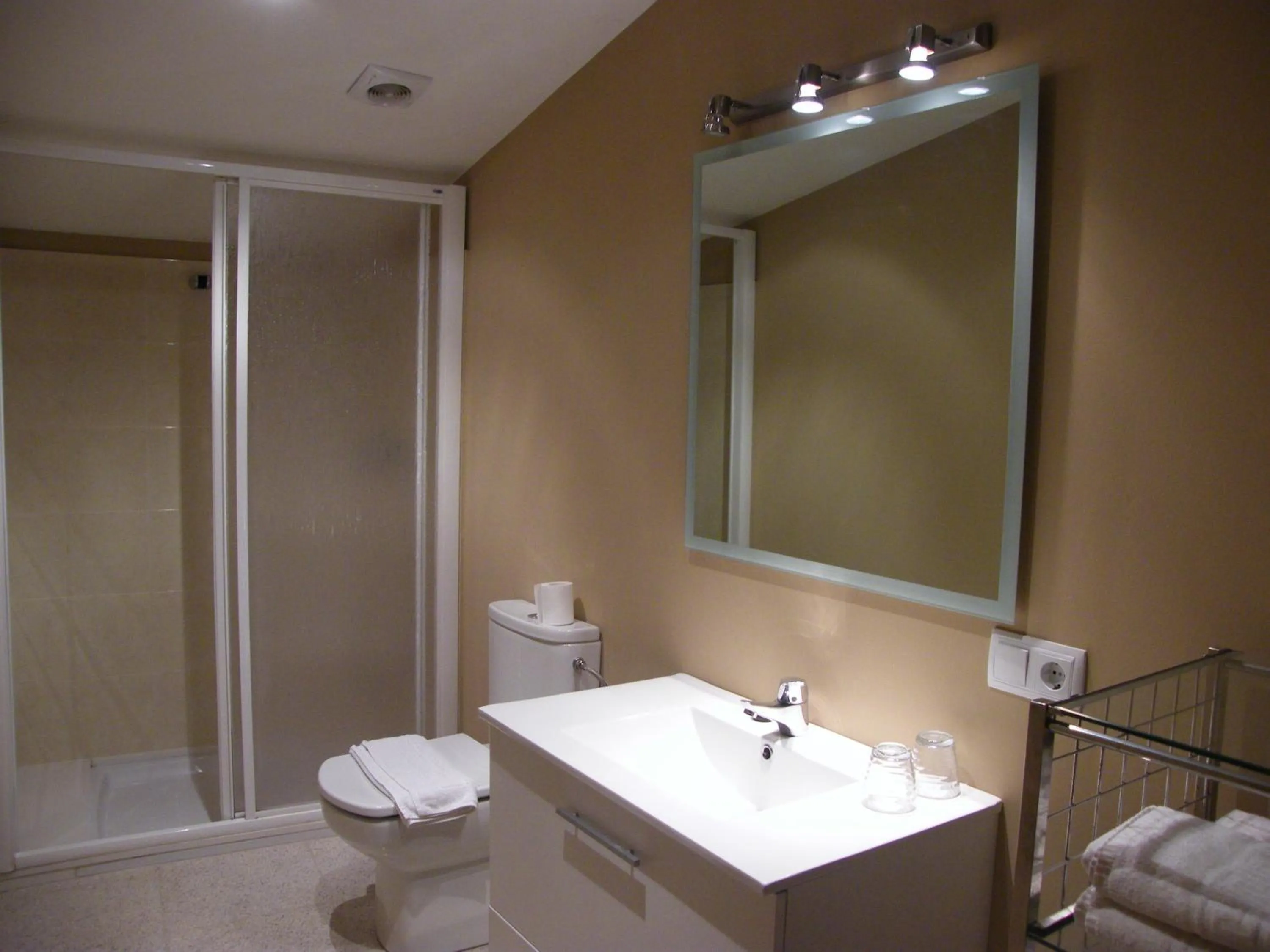 Bathroom in Amolls Restaurant i Habitacions