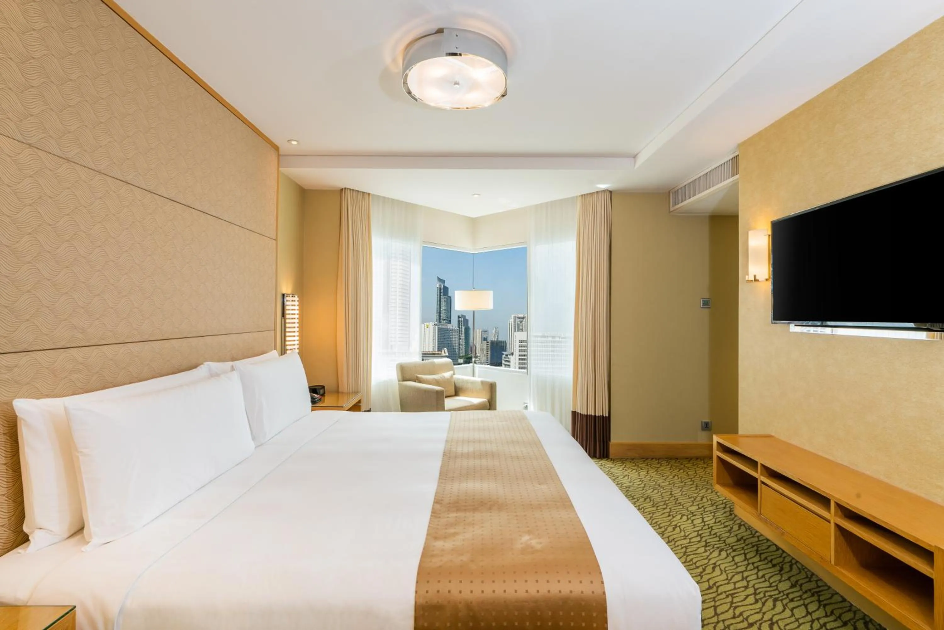 Bed in Holiday Inn Bangkok Silom by IHG