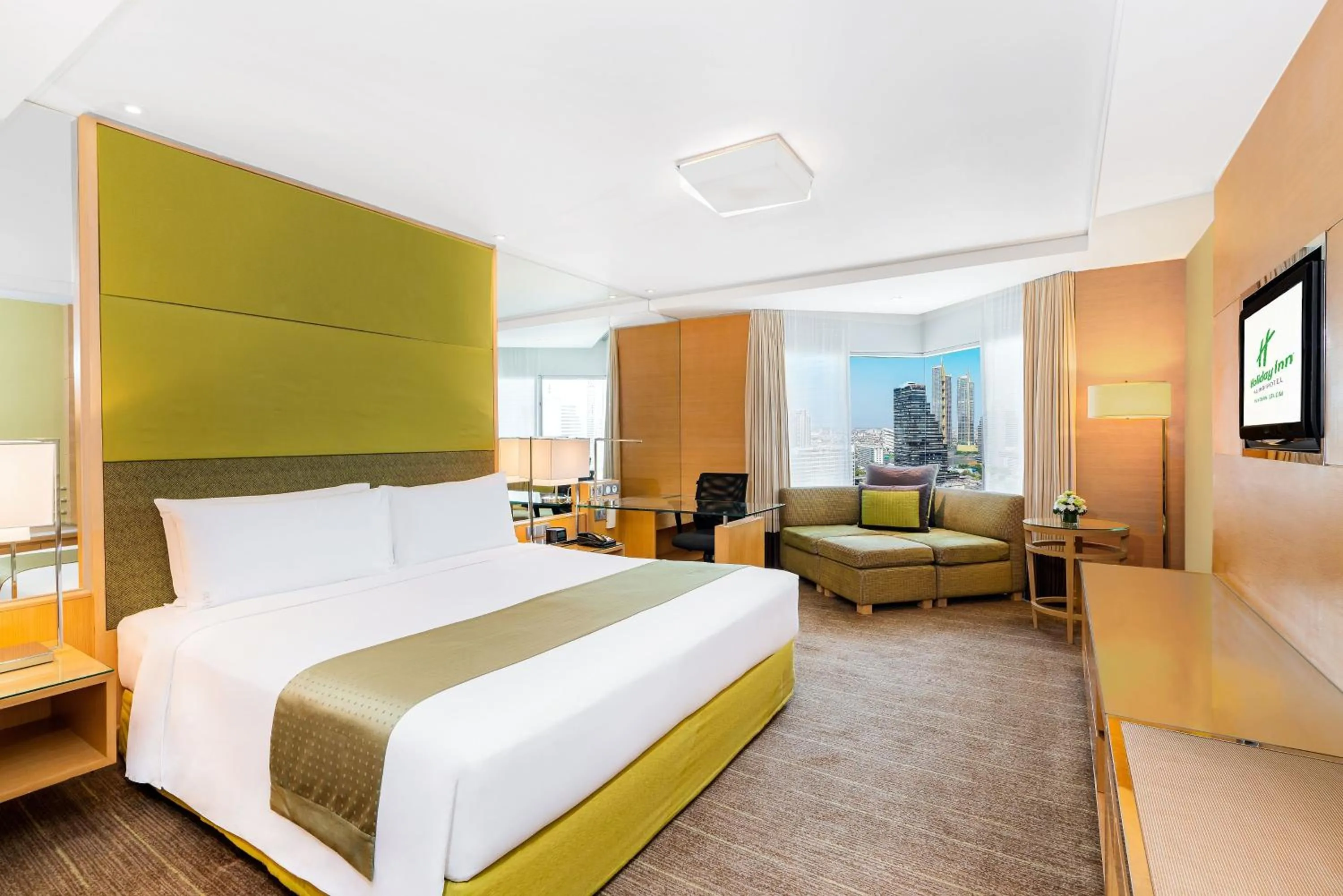 Photo of the whole room, Bed in Holiday Inn Bangkok Silom by IHG