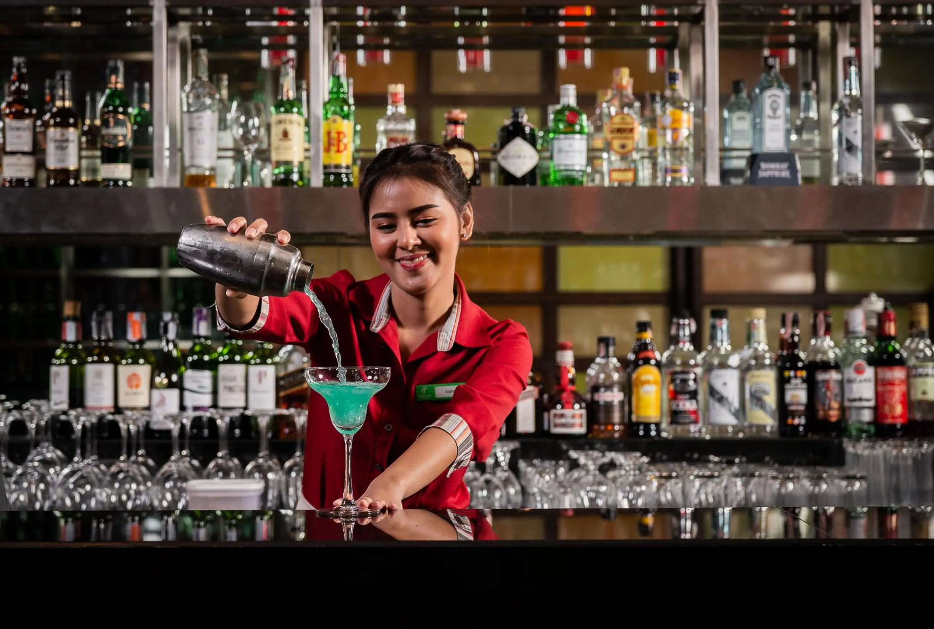 Lounge or bar in Holiday Inn Bangkok Silom by IHG