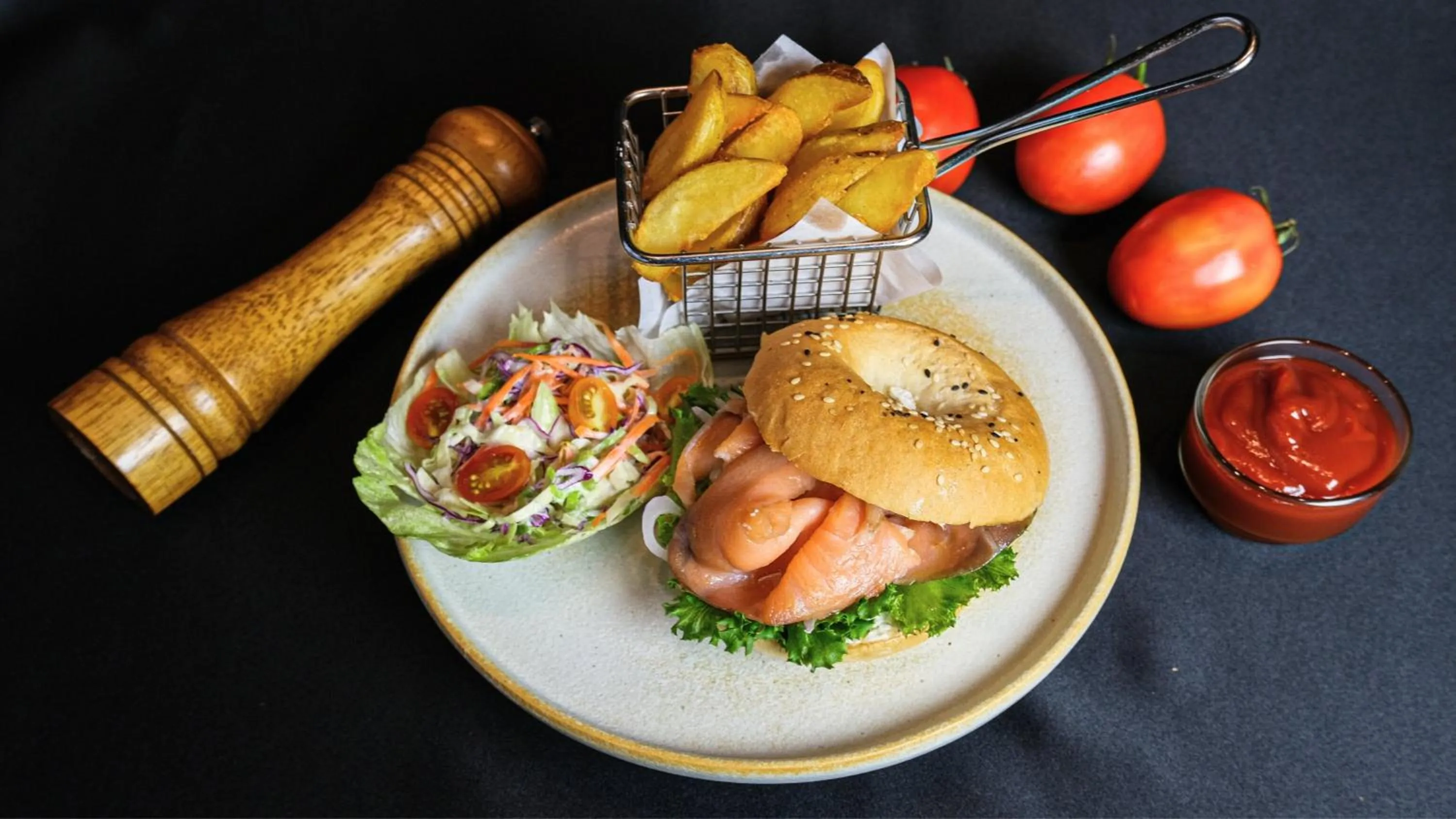 Restaurant/places to eat in Holiday Inn Bangkok Silom by IHG