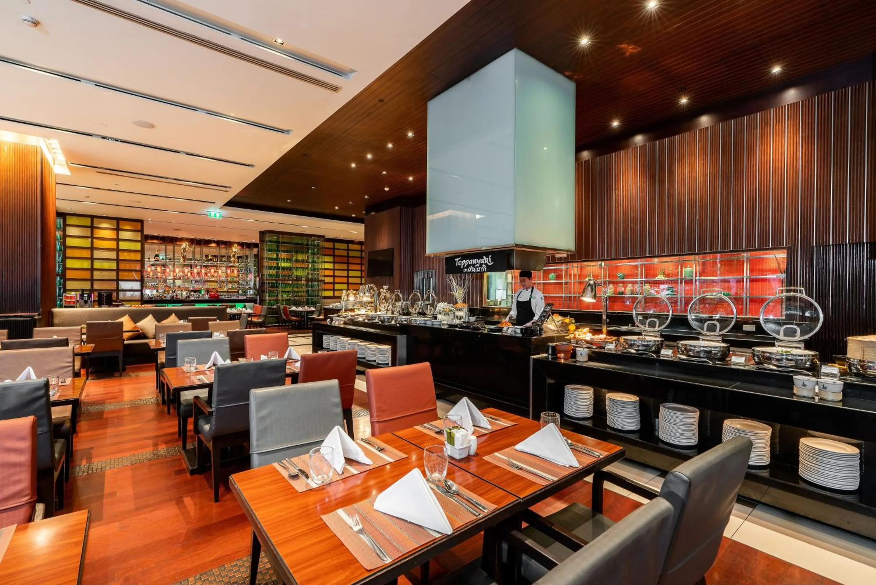 Restaurant/places to eat in Holiday Inn Bangkok Silom by IHG