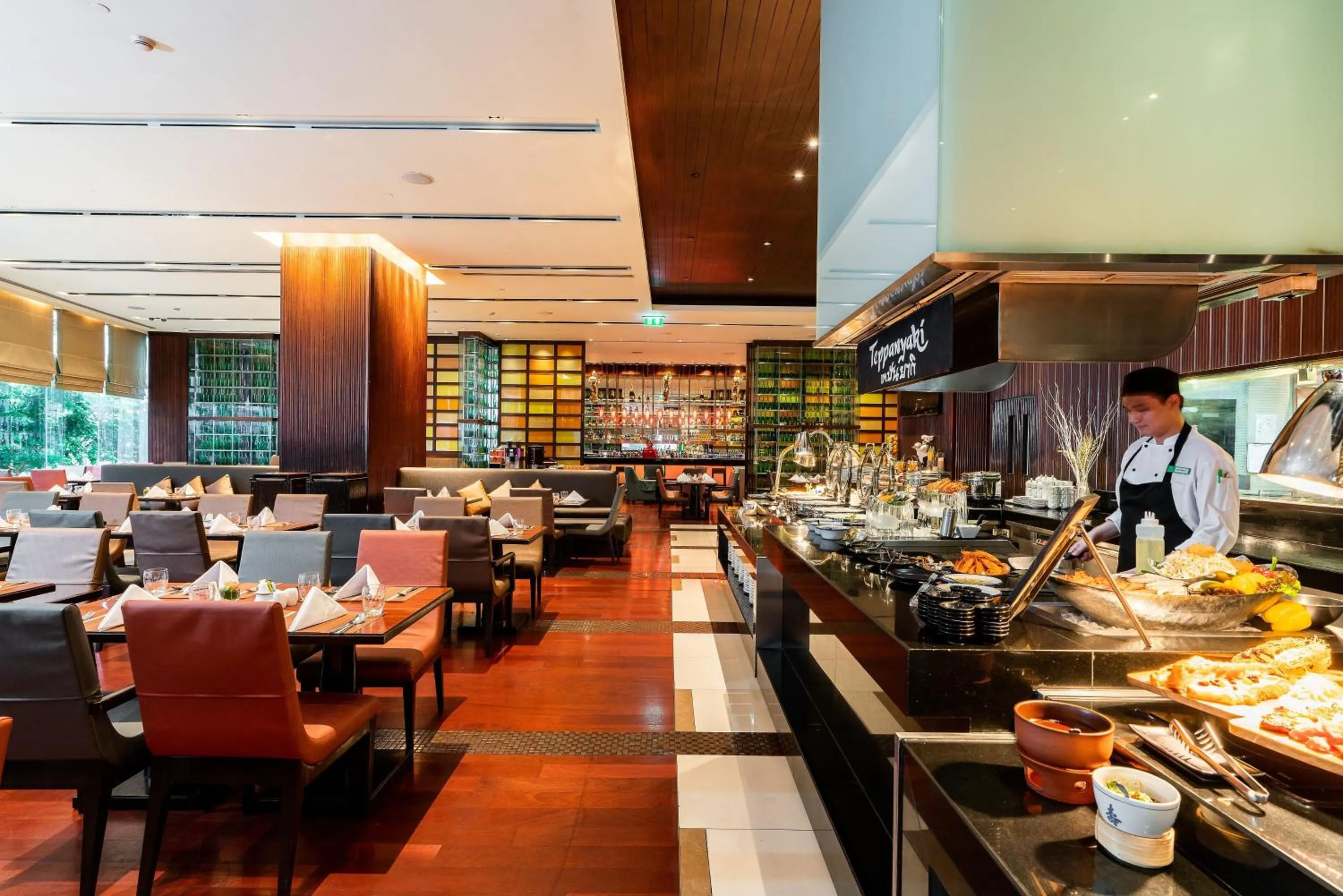 Restaurant/places to eat in Holiday Inn Bangkok Silom by IHG