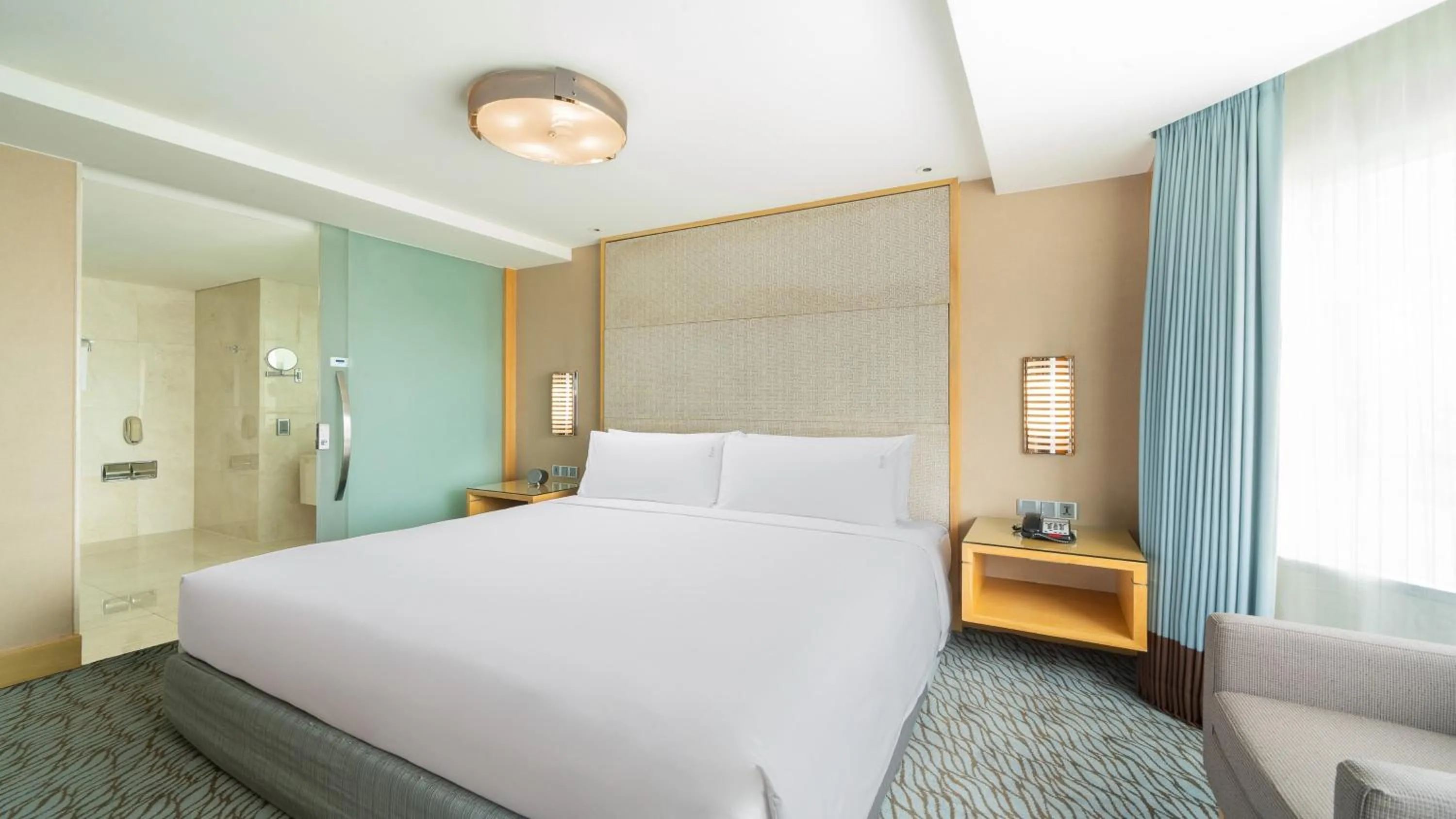 Photo of the whole room, Bed in Holiday Inn Bangkok Silom by IHG