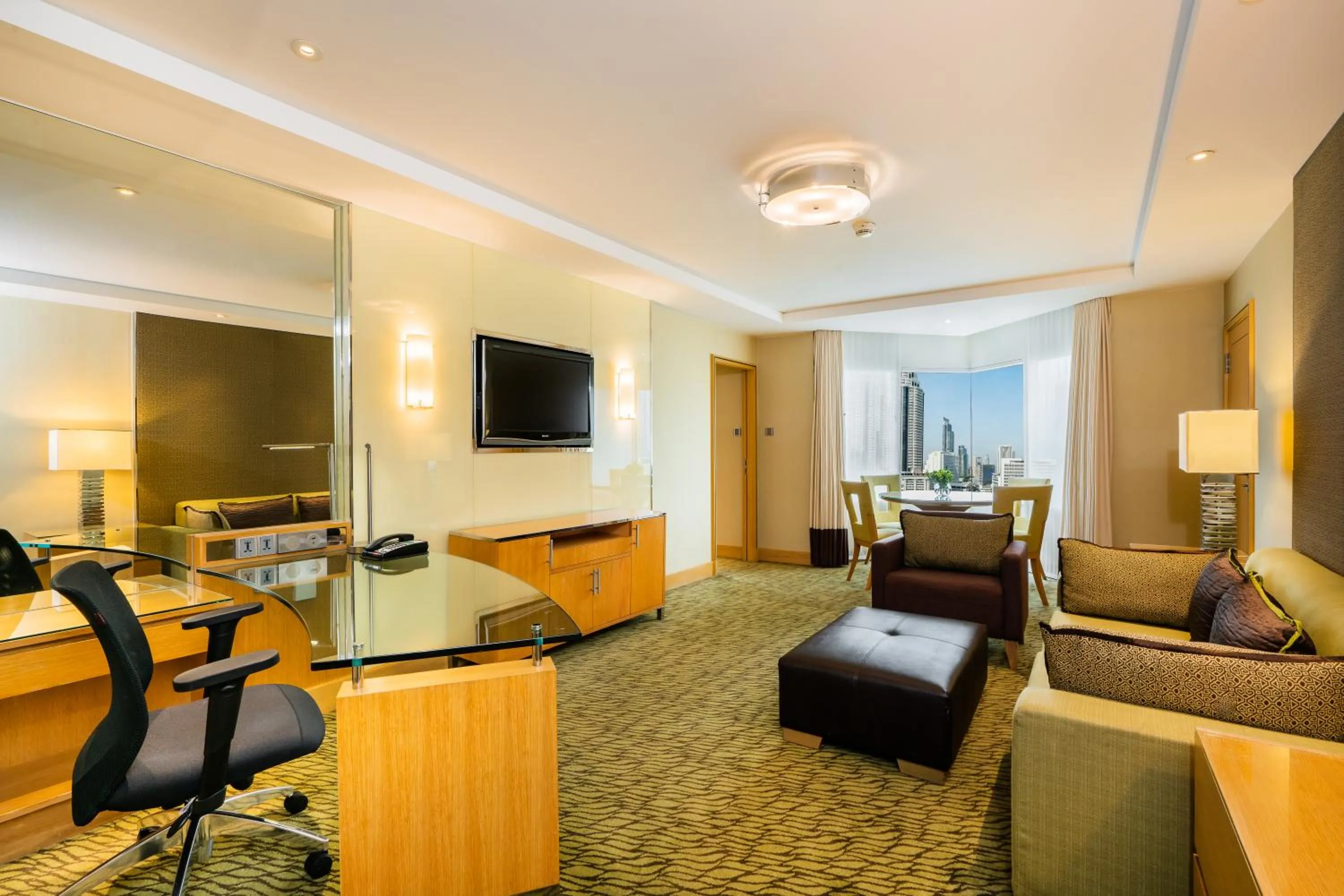TV and multimedia in Holiday Inn Bangkok Silom by IHG