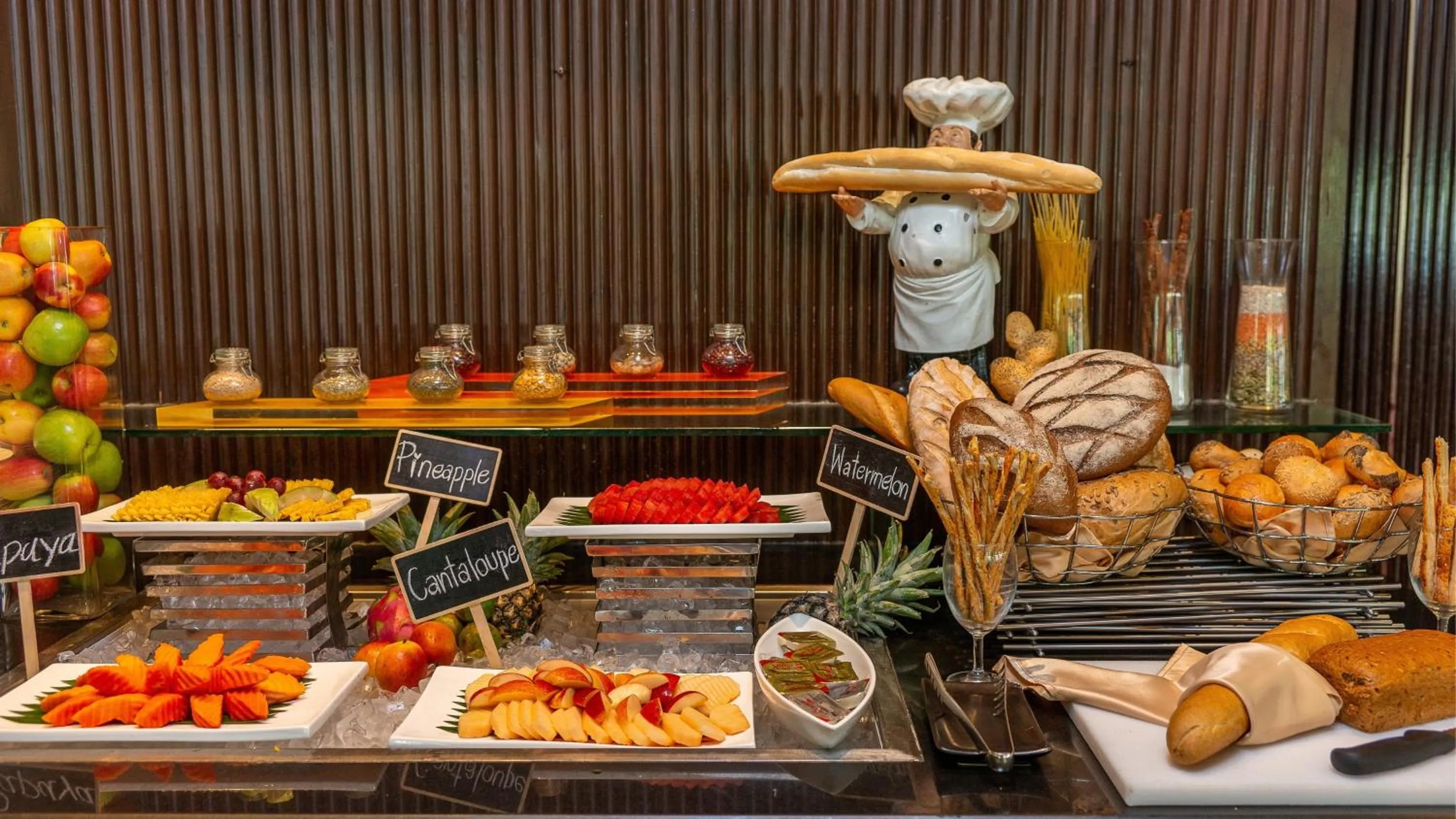 Restaurant/places to eat in Holiday Inn Bangkok Silom by IHG