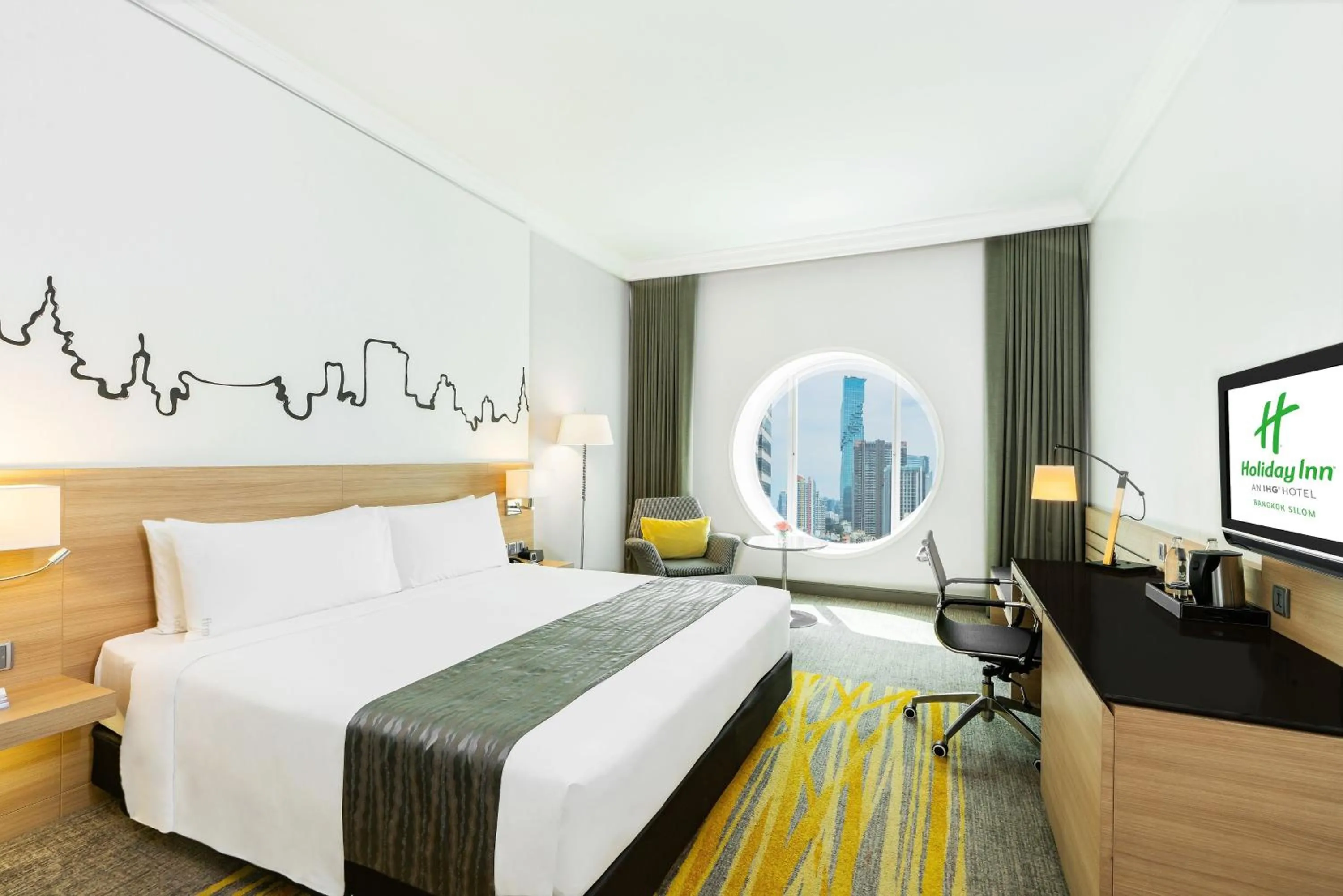 Photo of the whole room, Bed in Holiday Inn Bangkok Silom by IHG