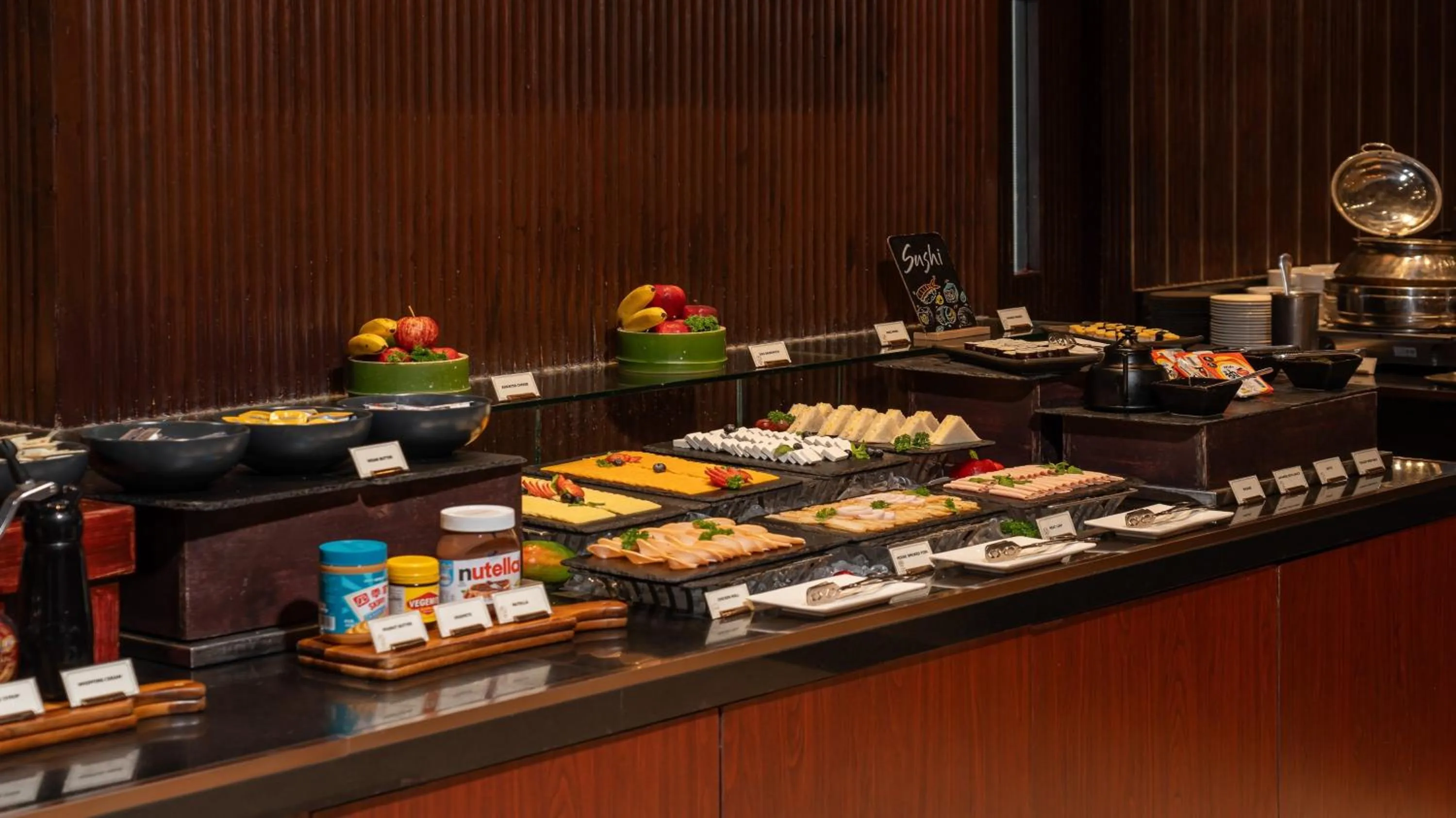 Restaurant/places to eat in Holiday Inn Bangkok Silom by IHG