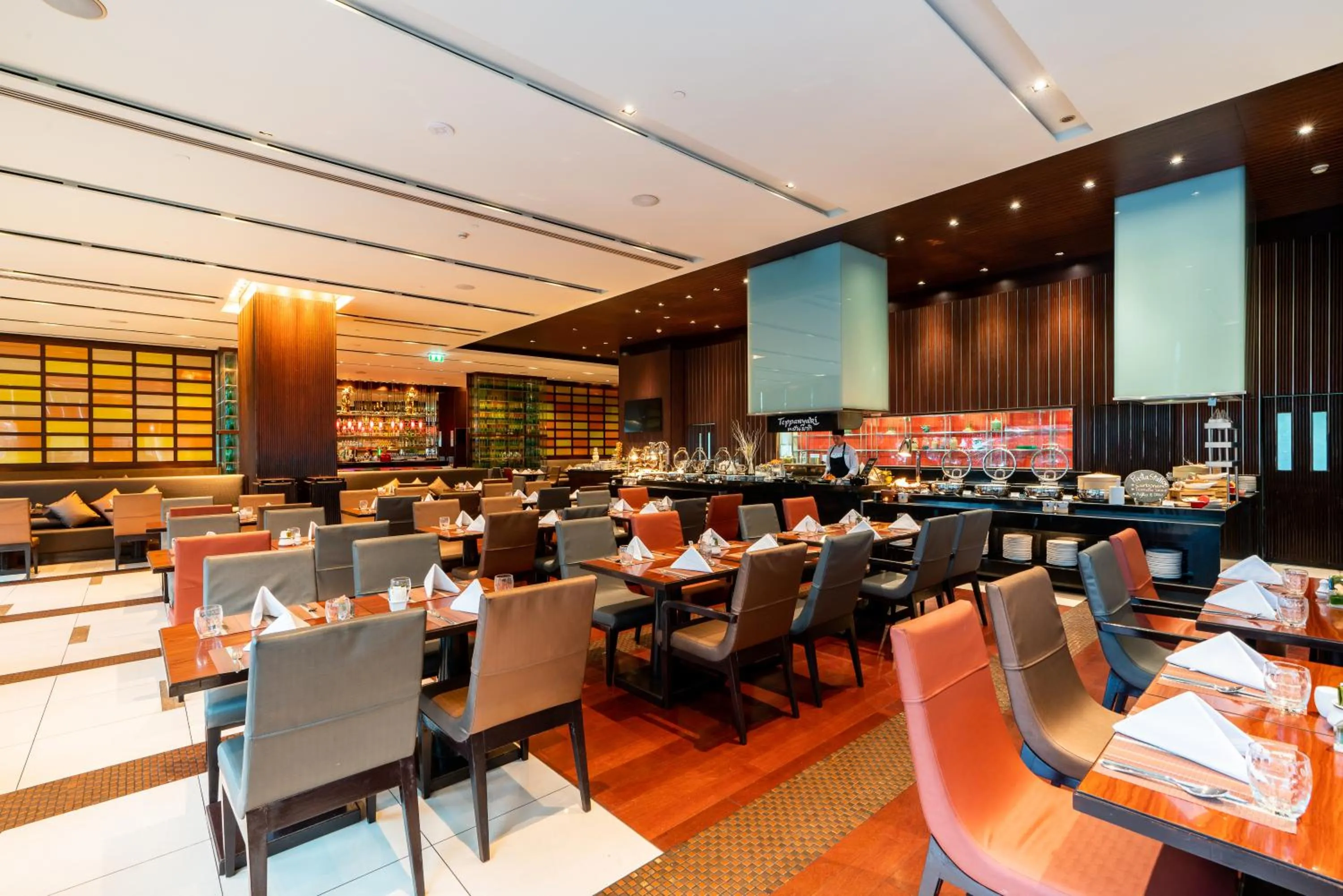 Restaurant/places to eat in Holiday Inn Bangkok Silom by IHG