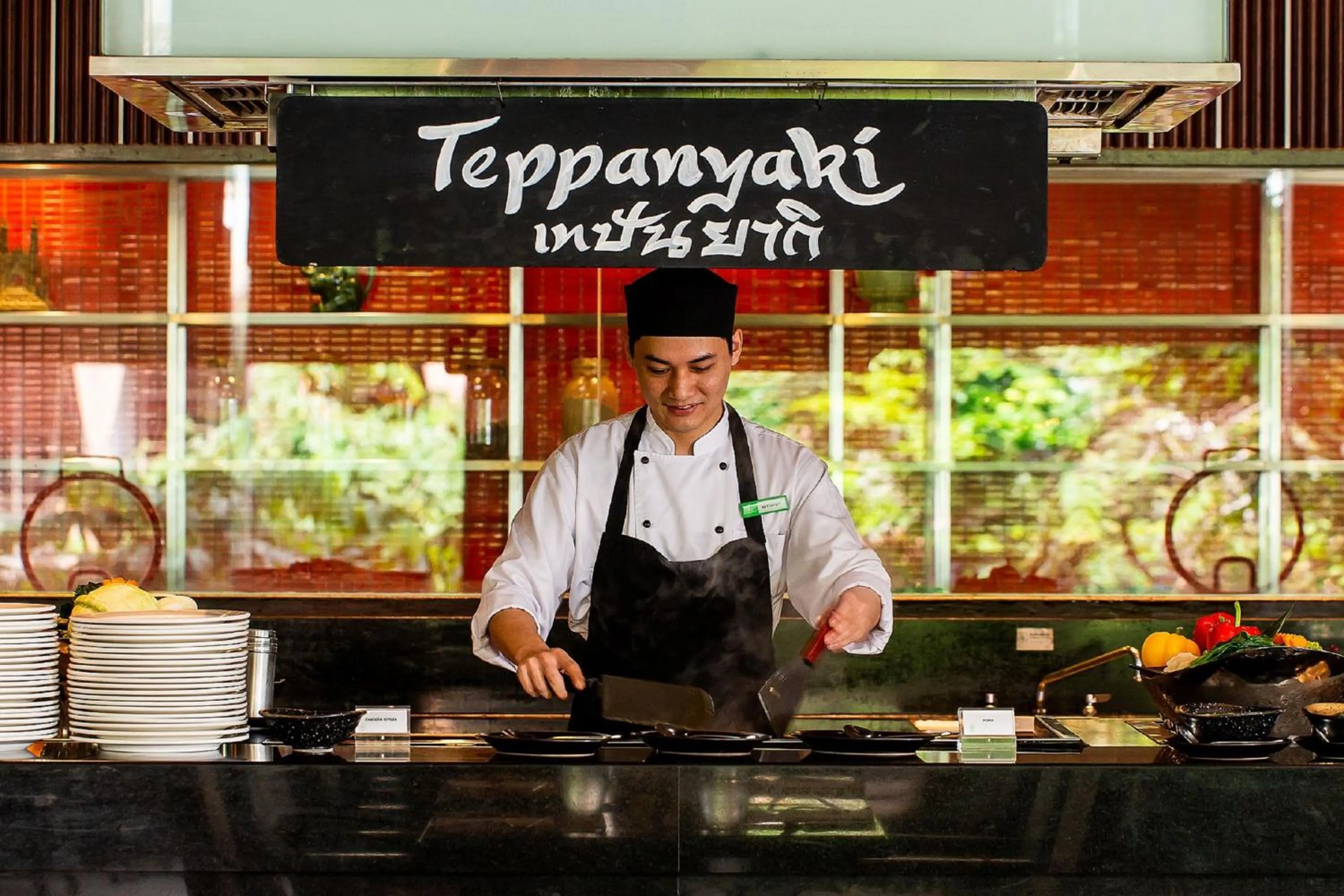 Restaurant/places to eat in Holiday Inn Bangkok Silom by IHG