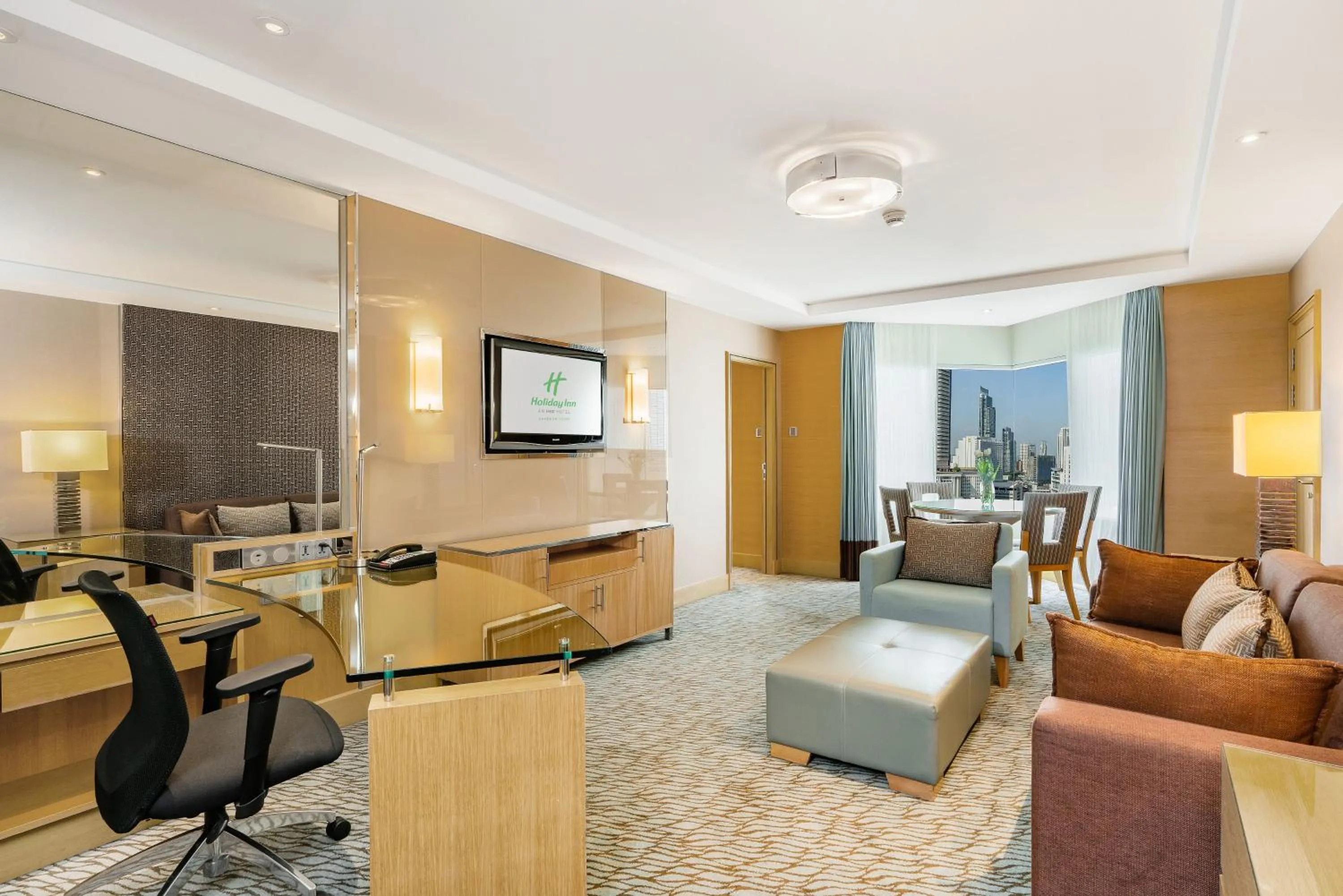 Living room in Holiday Inn Bangkok Silom by IHG