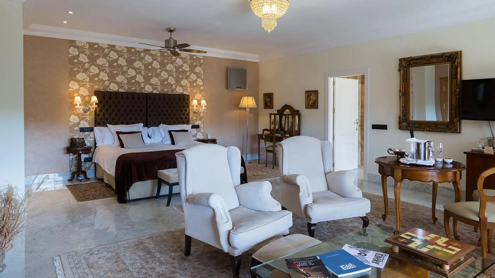 Photo of the whole room in Los Cinco Enebros