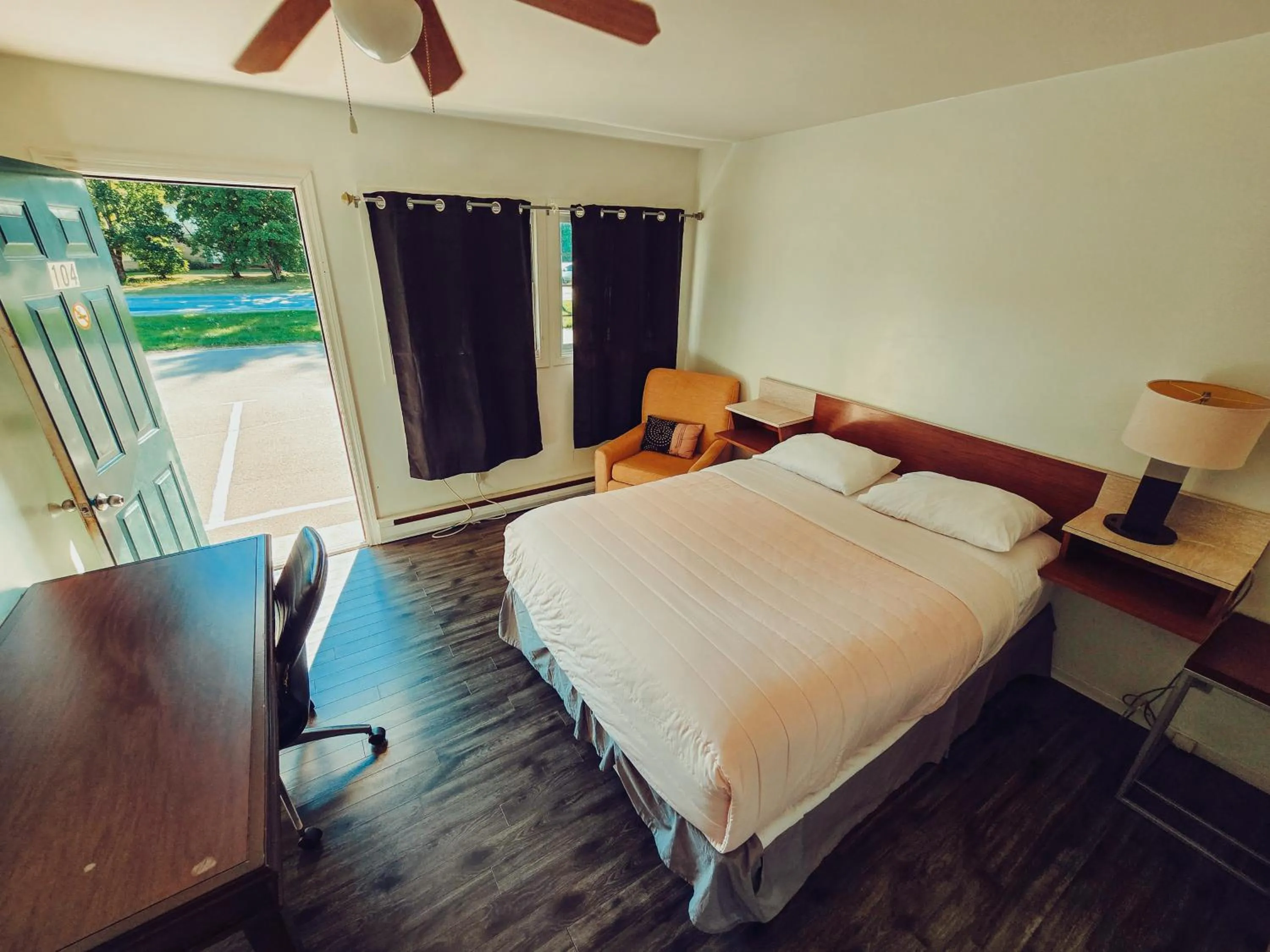 Bedroom, Bed in Norfolk Motel