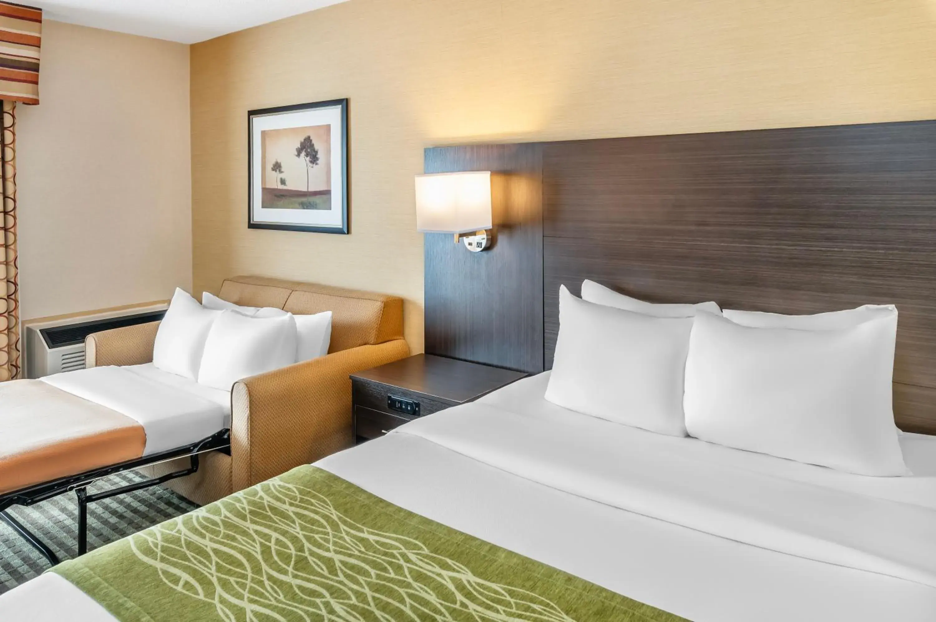 Queen Room with Sofa Bed - Non-Smoking in Comfort Inn Queen Room with Sofa Bed - Non-Smoking in Comfort Inn