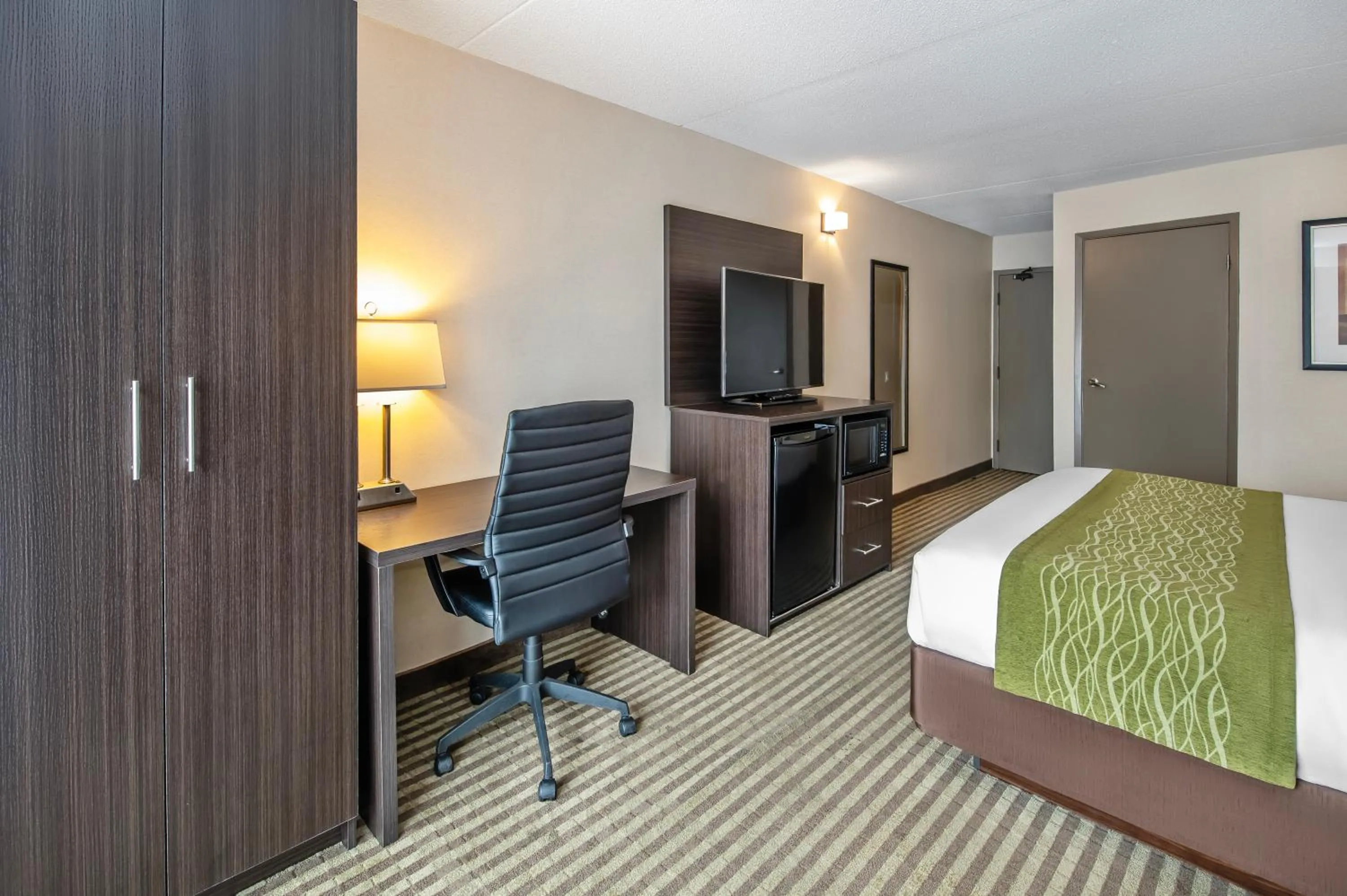 TV and multimedia, Bed in Comfort Inn