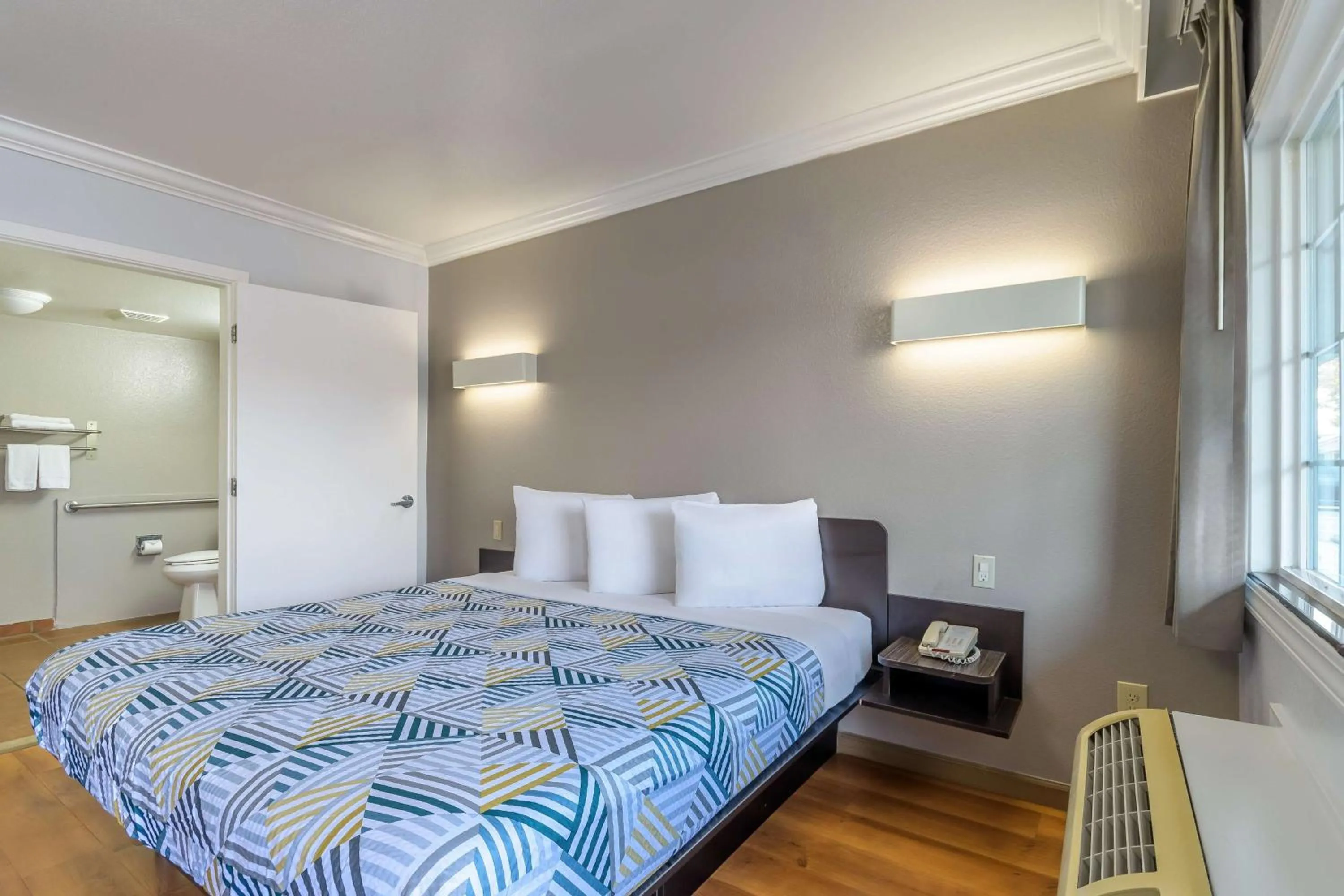 Bedroom, Bed in Motel 6-San Jose, CA - Convention Center