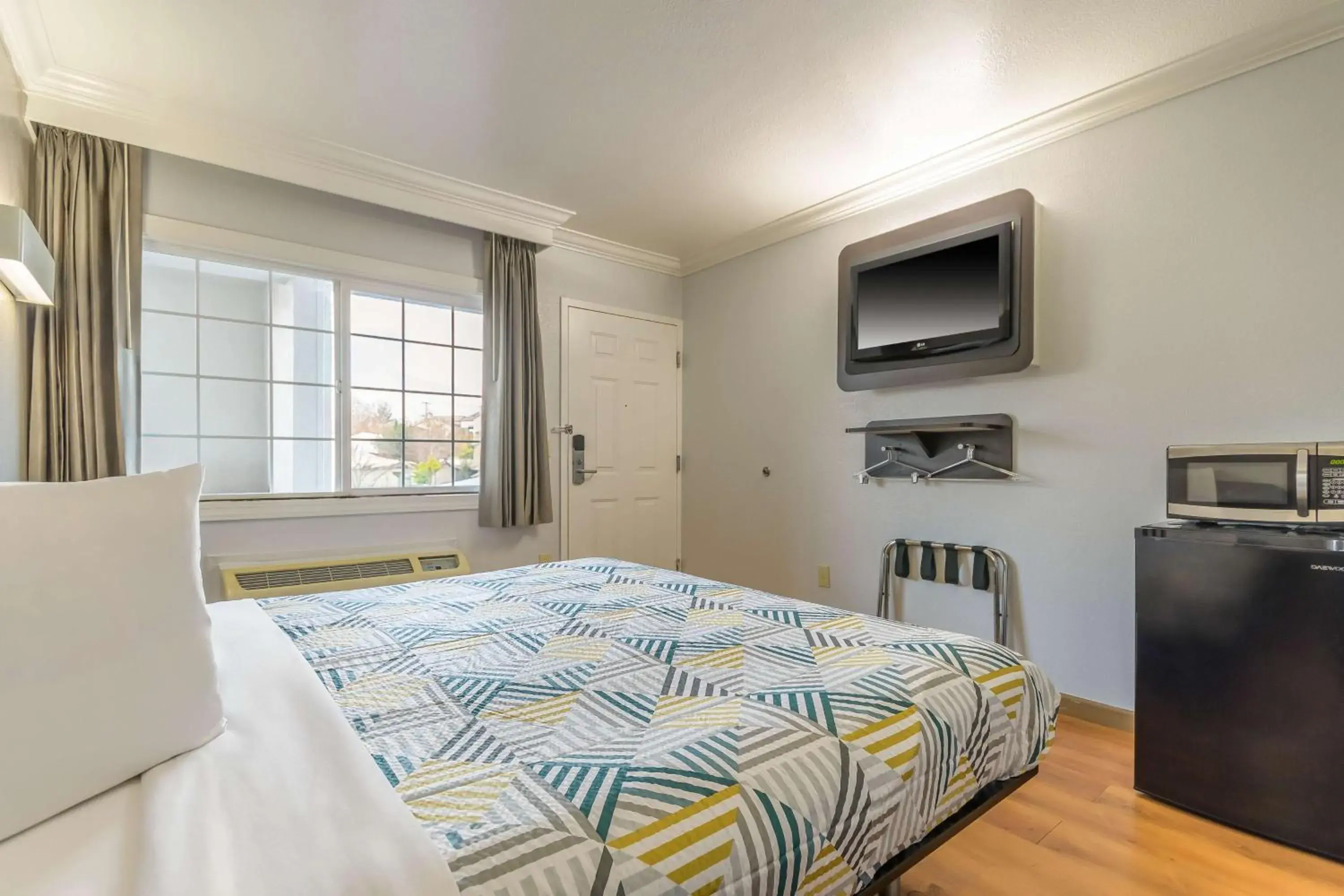 Deluxe King Room - single occupancy - Non-Smoking in Motel 6-San Jose, CA - Convention Center Deluxe King Room - single occupancy - Non-Smoking in Motel 6-San Jose, CA - Convention Center