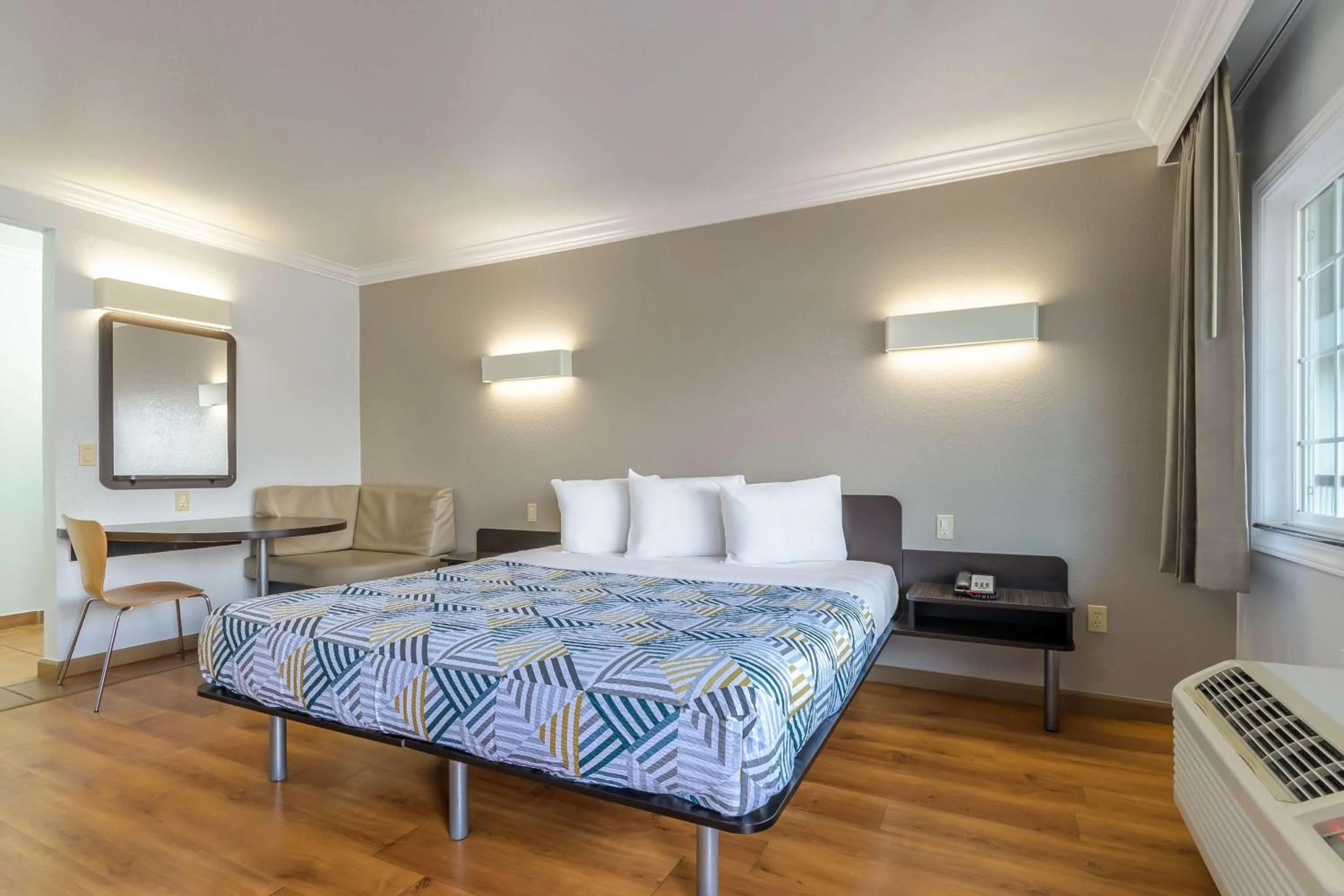 Bedroom, Bed in Motel 6-San Jose, CA - Convention Center