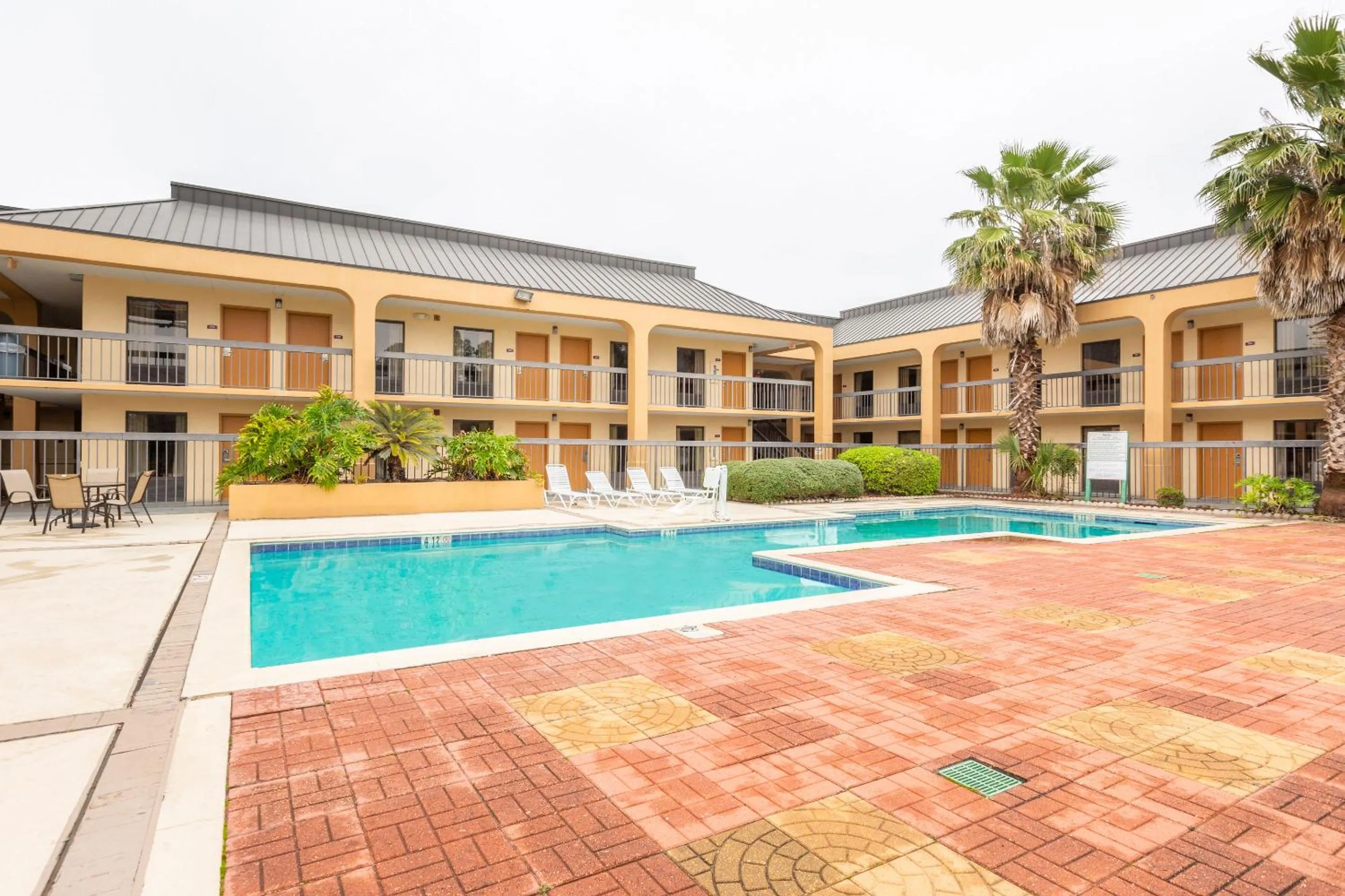 Swimming pool in OYO Hotel Baton Rouge Mid City