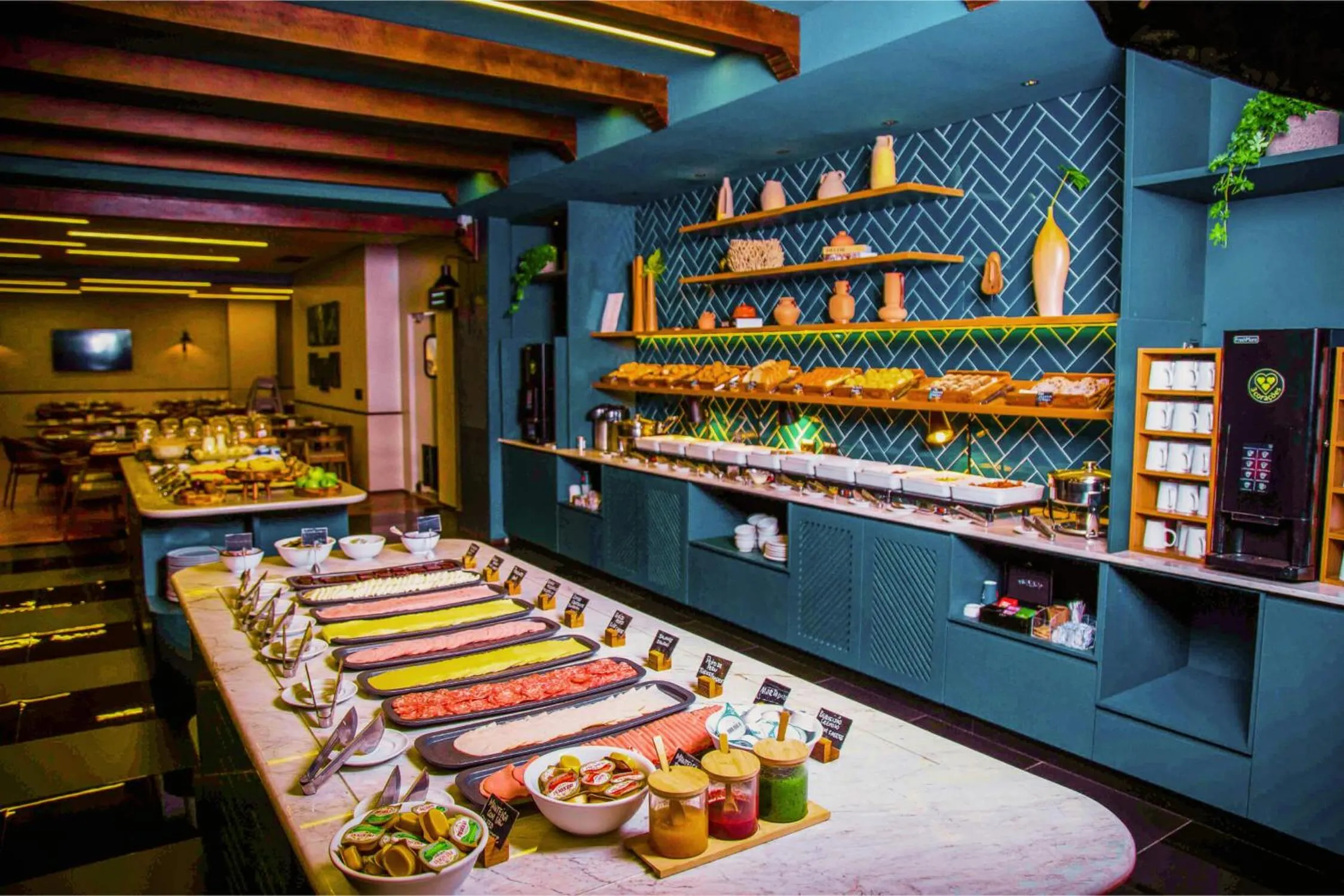 Restaurant/places to eat in Hotel Deville Business Maringá