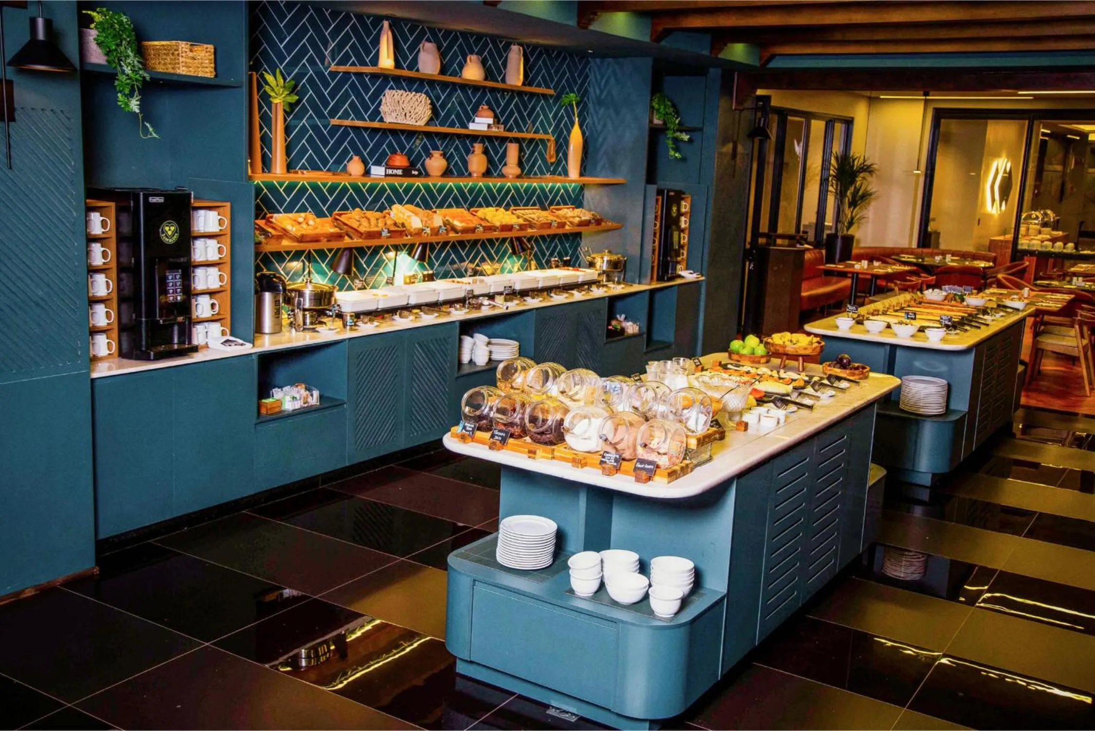 Restaurant/places to eat in Hotel Deville Business Maringá