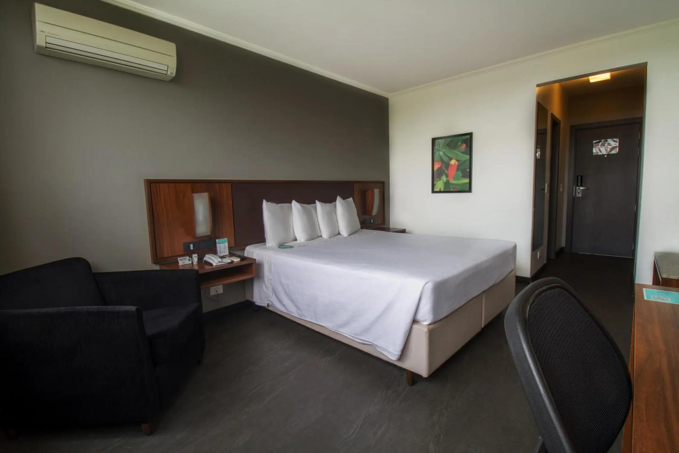 Bedroom, Bed in Hotel Deville Business Maringá