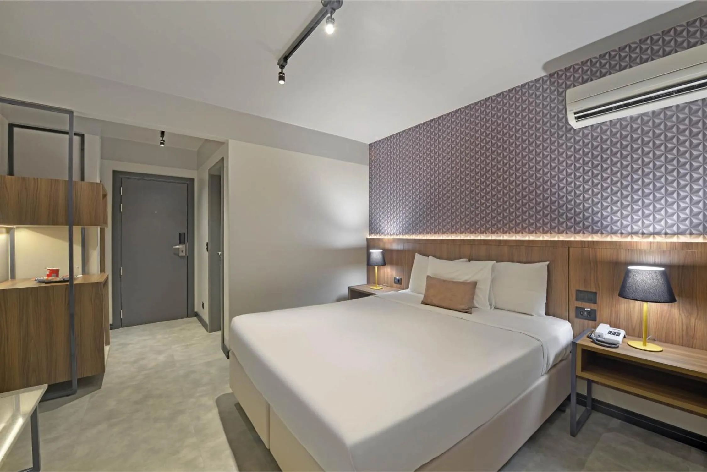 Bedroom, Bed in Hotel Deville Business Maringá