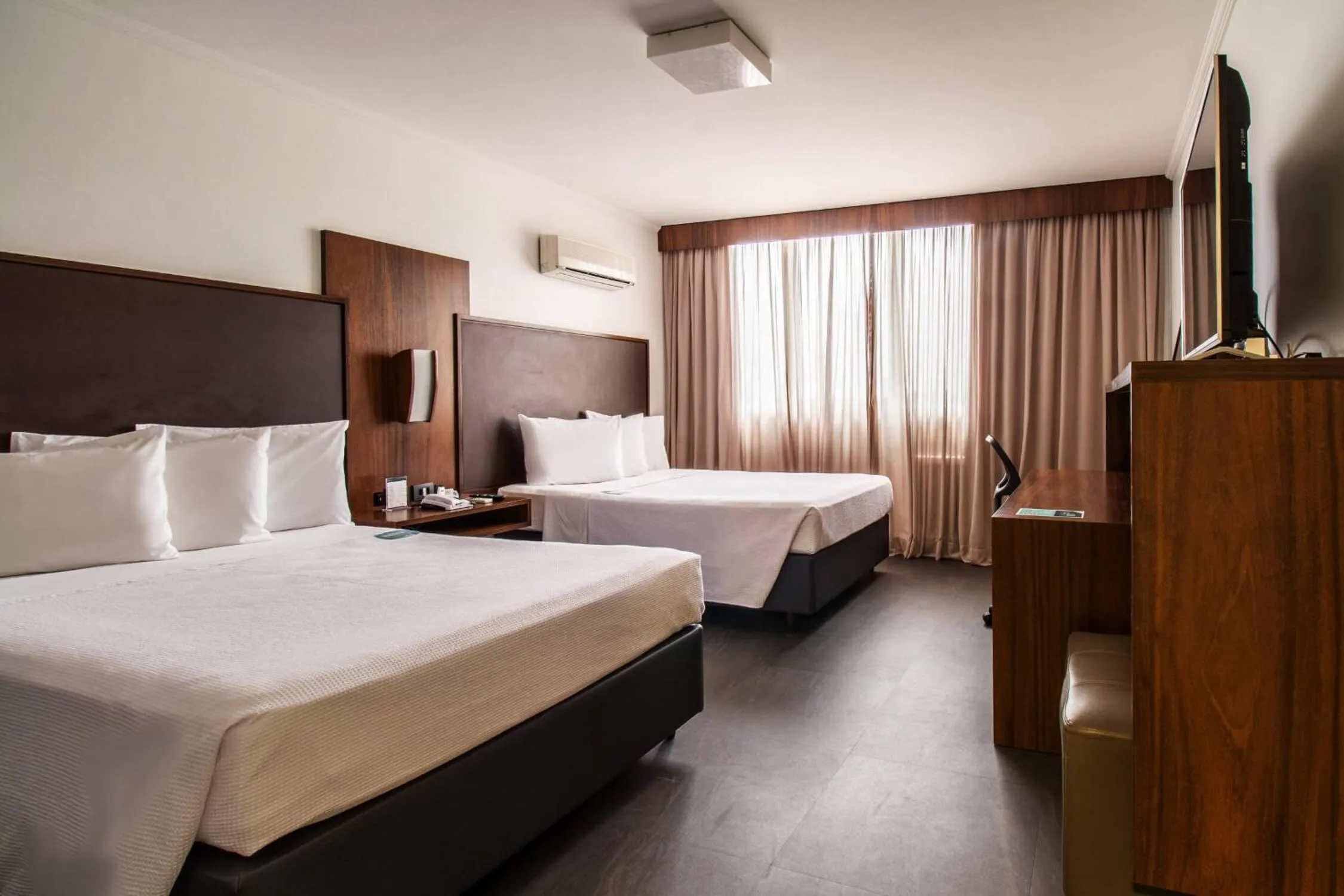 Bedroom, Bed in Hotel Deville Business Maringá