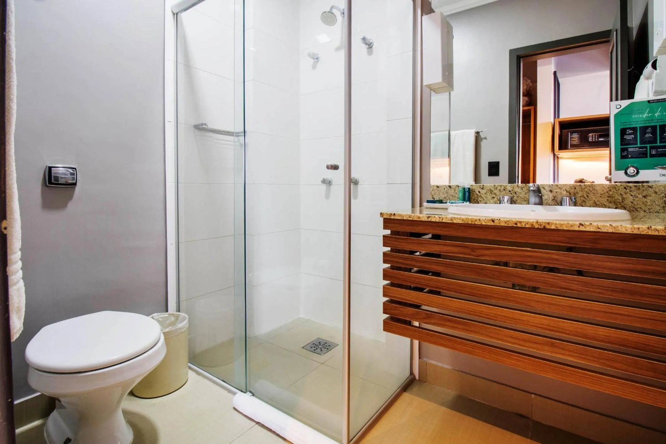 Shower in Hotel Deville Business Maringá