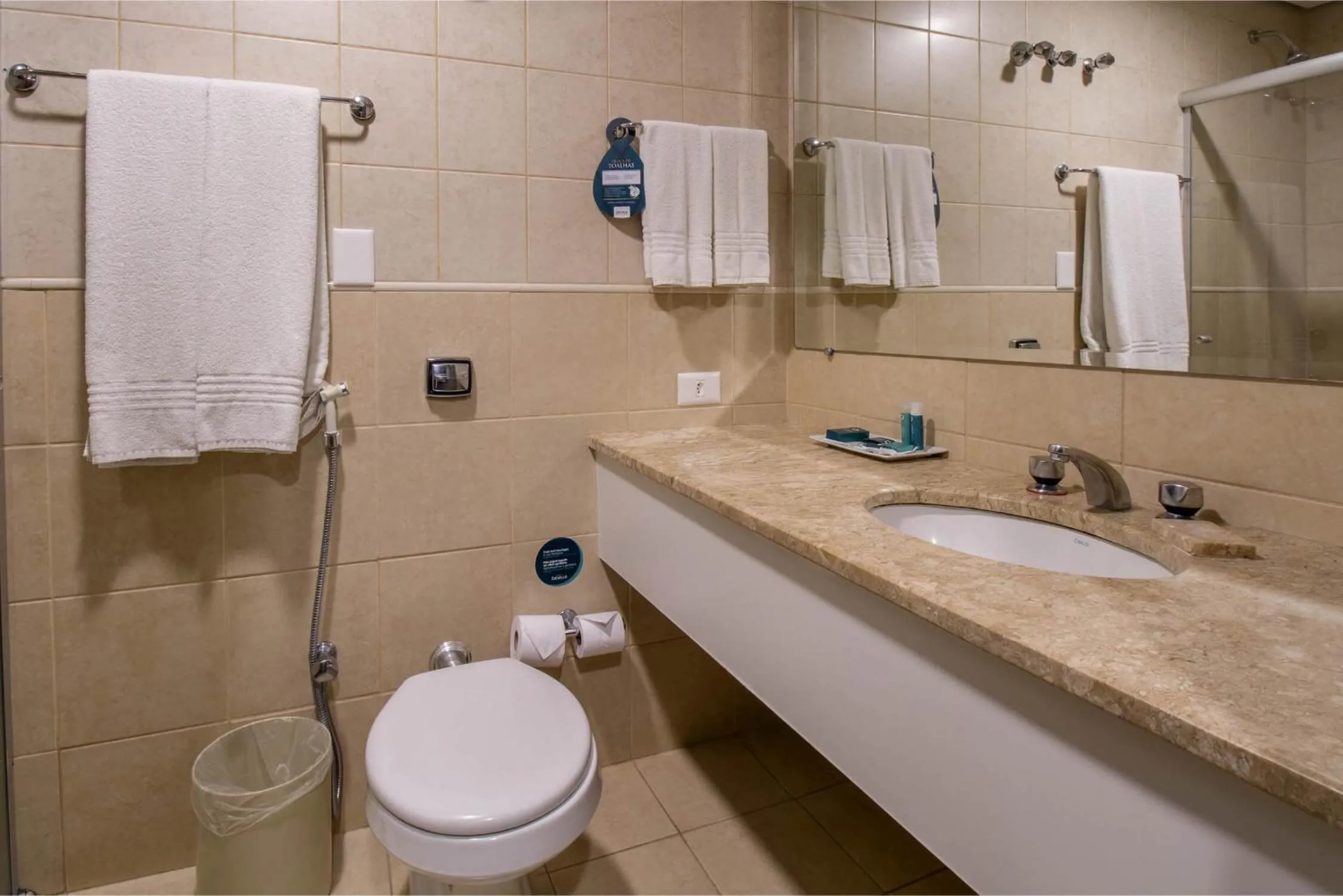 Bathroom in Hotel Deville Business Maringá