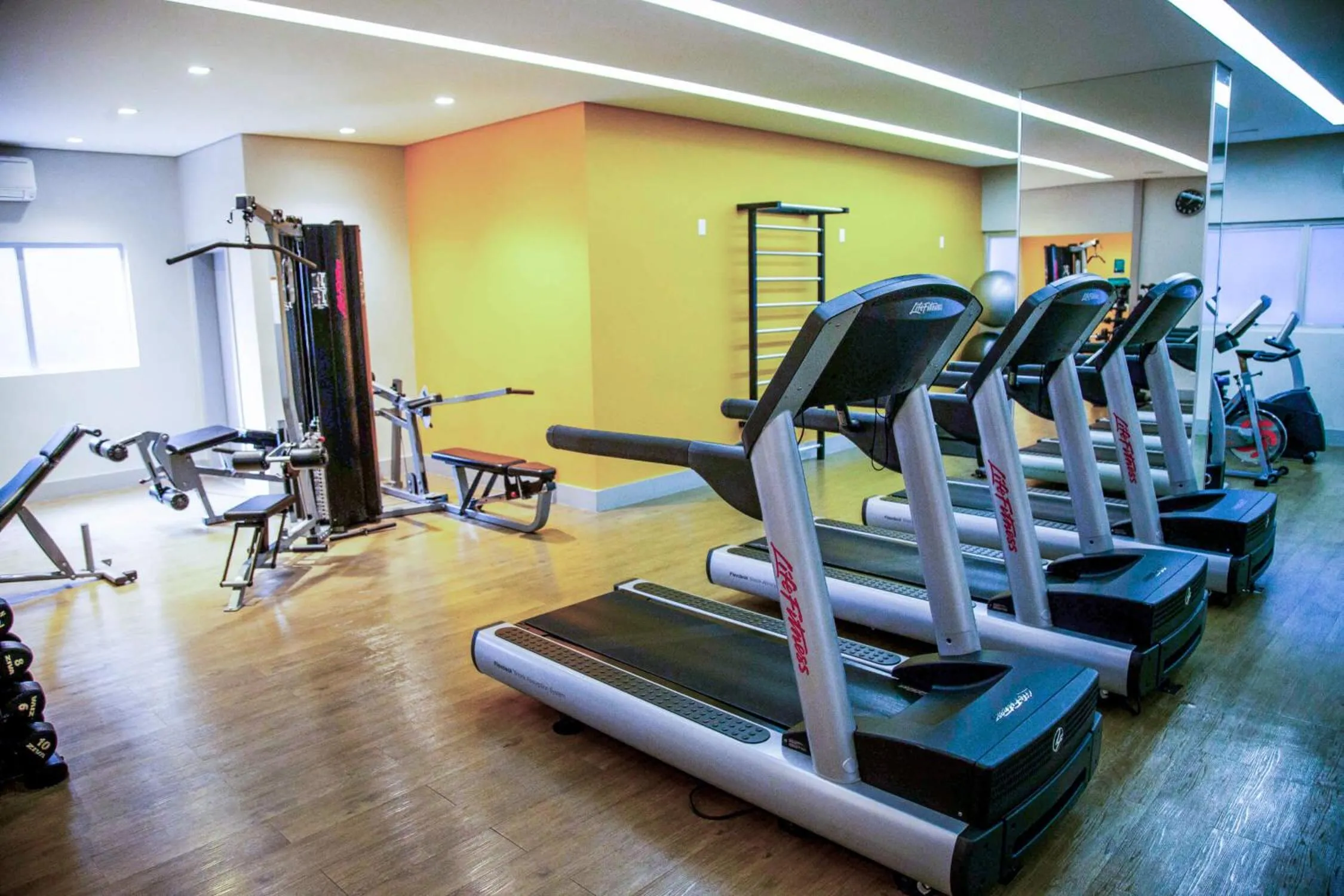 Fitness centre/facilities in Hotel Deville Business Maringá