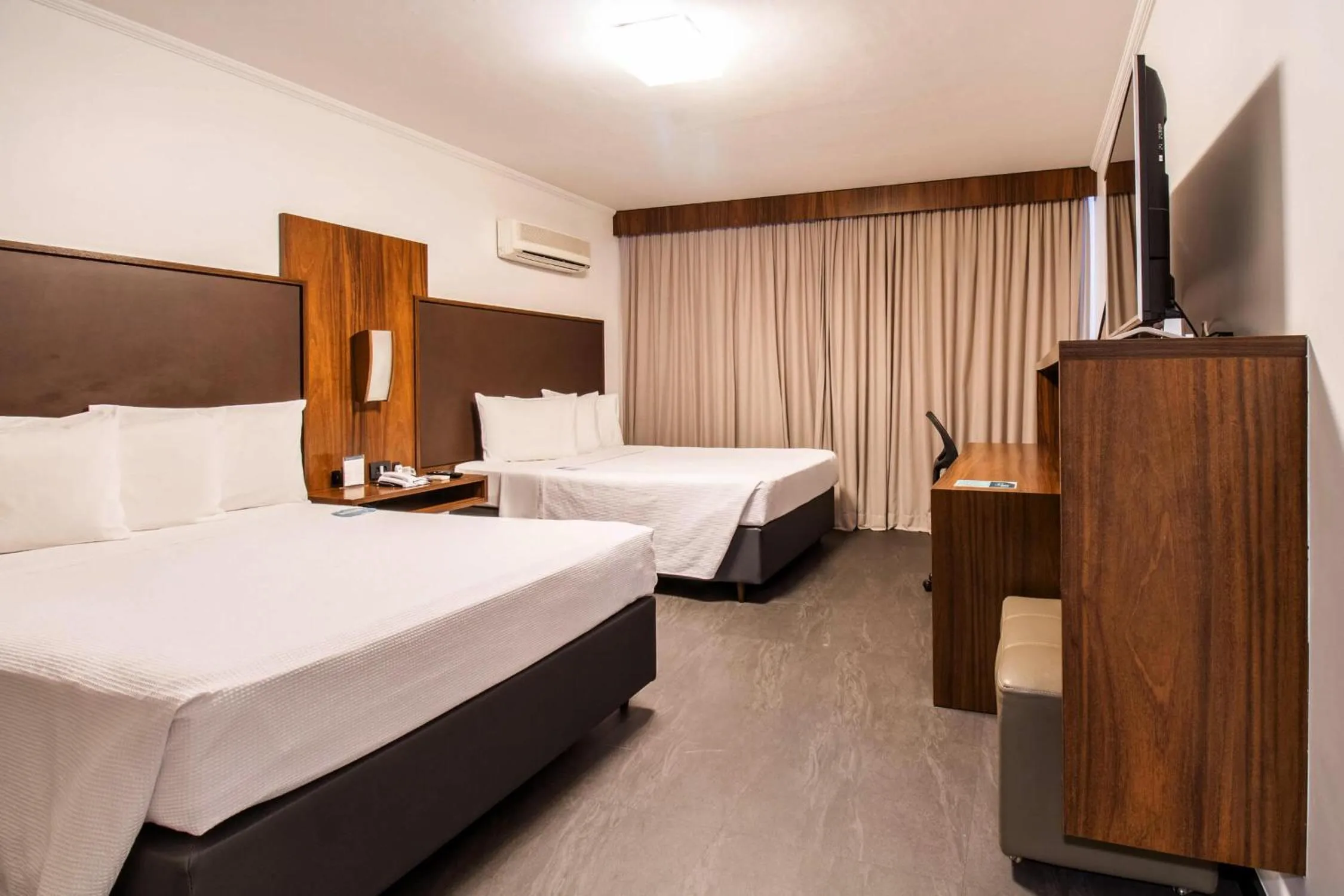 Bedroom, Bed in Hotel Deville Business Maringá