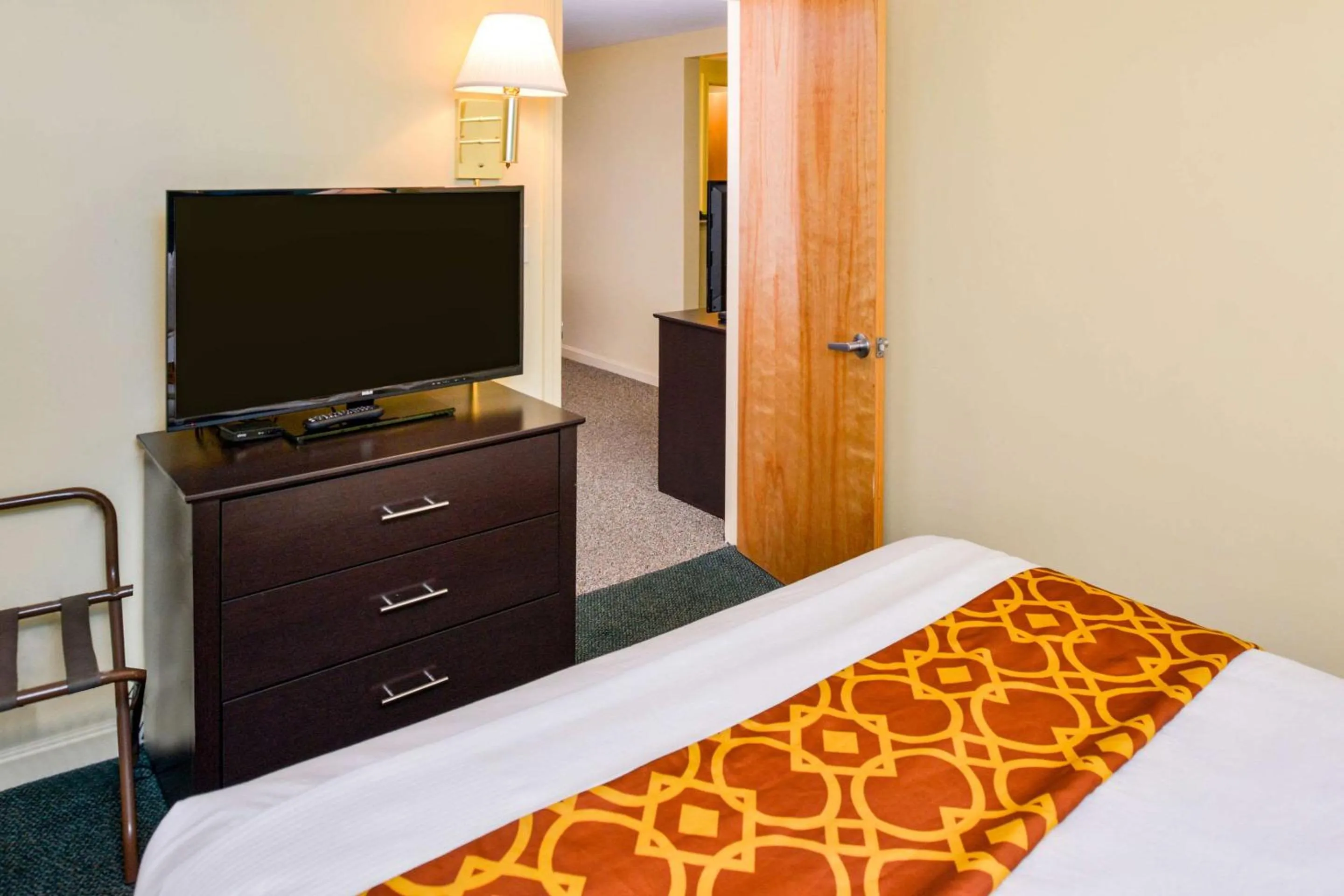 Photo of the whole room, Bed in Rodeway Inn Orleans - Cape Cod