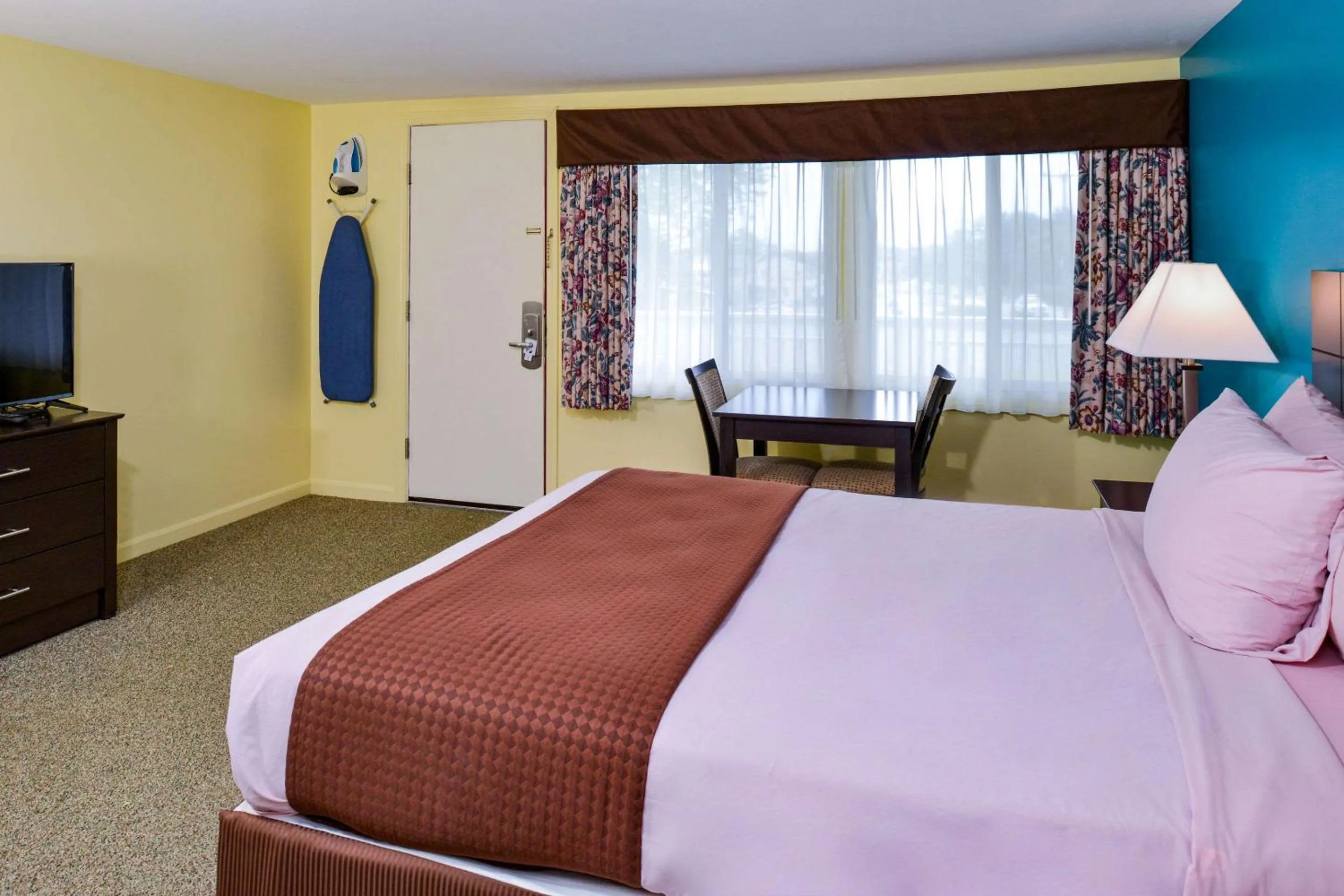 Photo of the whole room, Bed in Rodeway Inn Orleans - Cape Cod