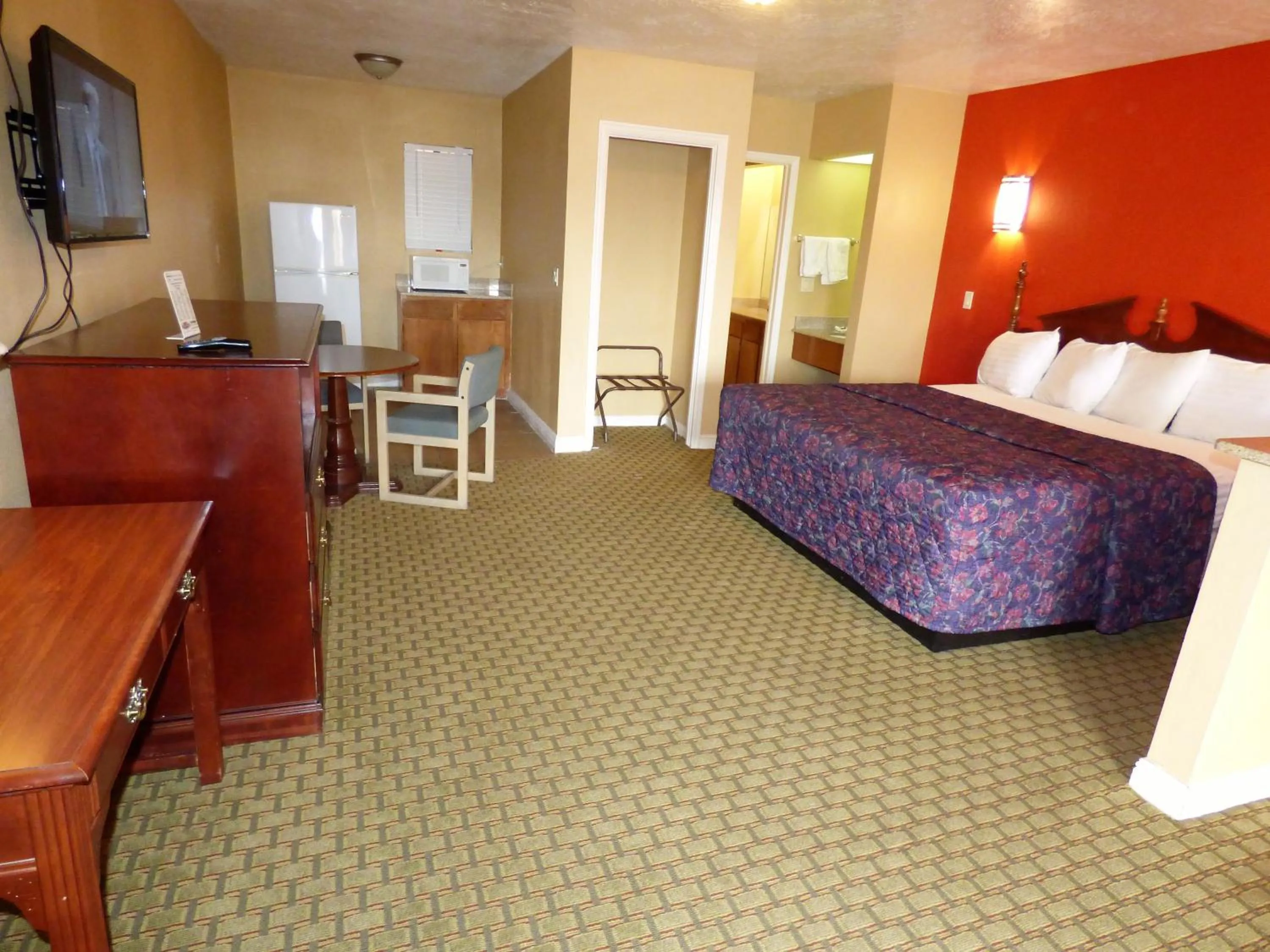 Photo of the whole room, Bed in Economy Inn & Suites