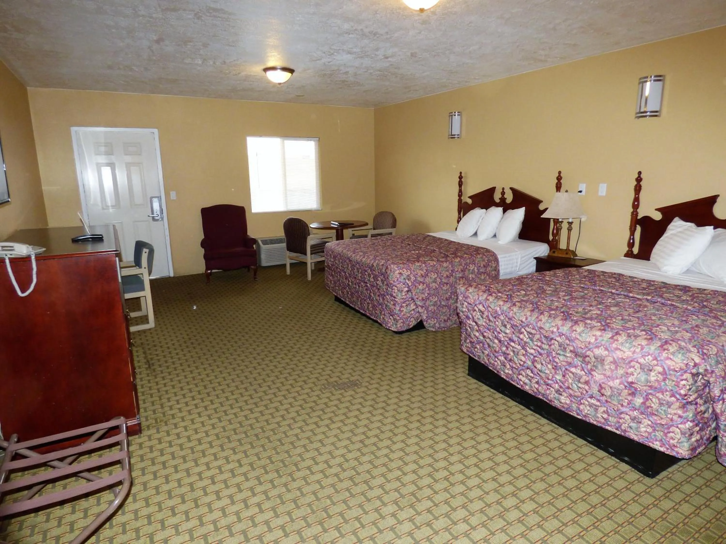 Photo of the whole room, Bed in Economy Inn & Suites