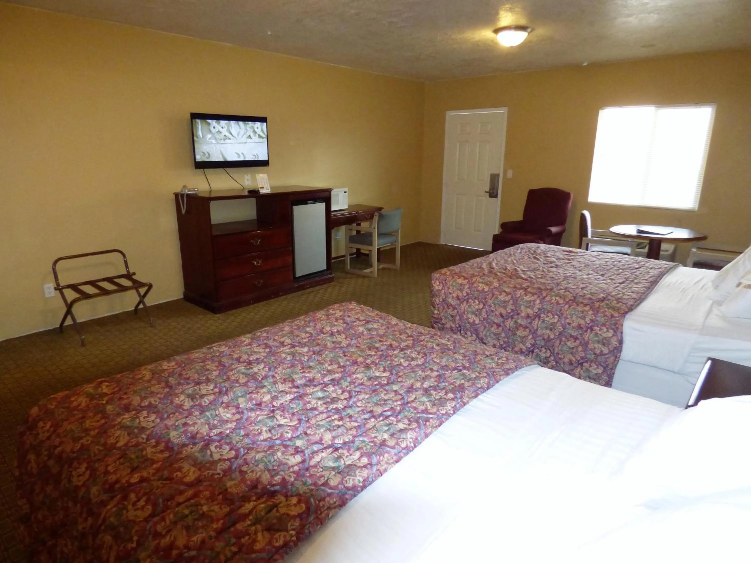 Photo of the whole room, Bed in Economy Inn & Suites