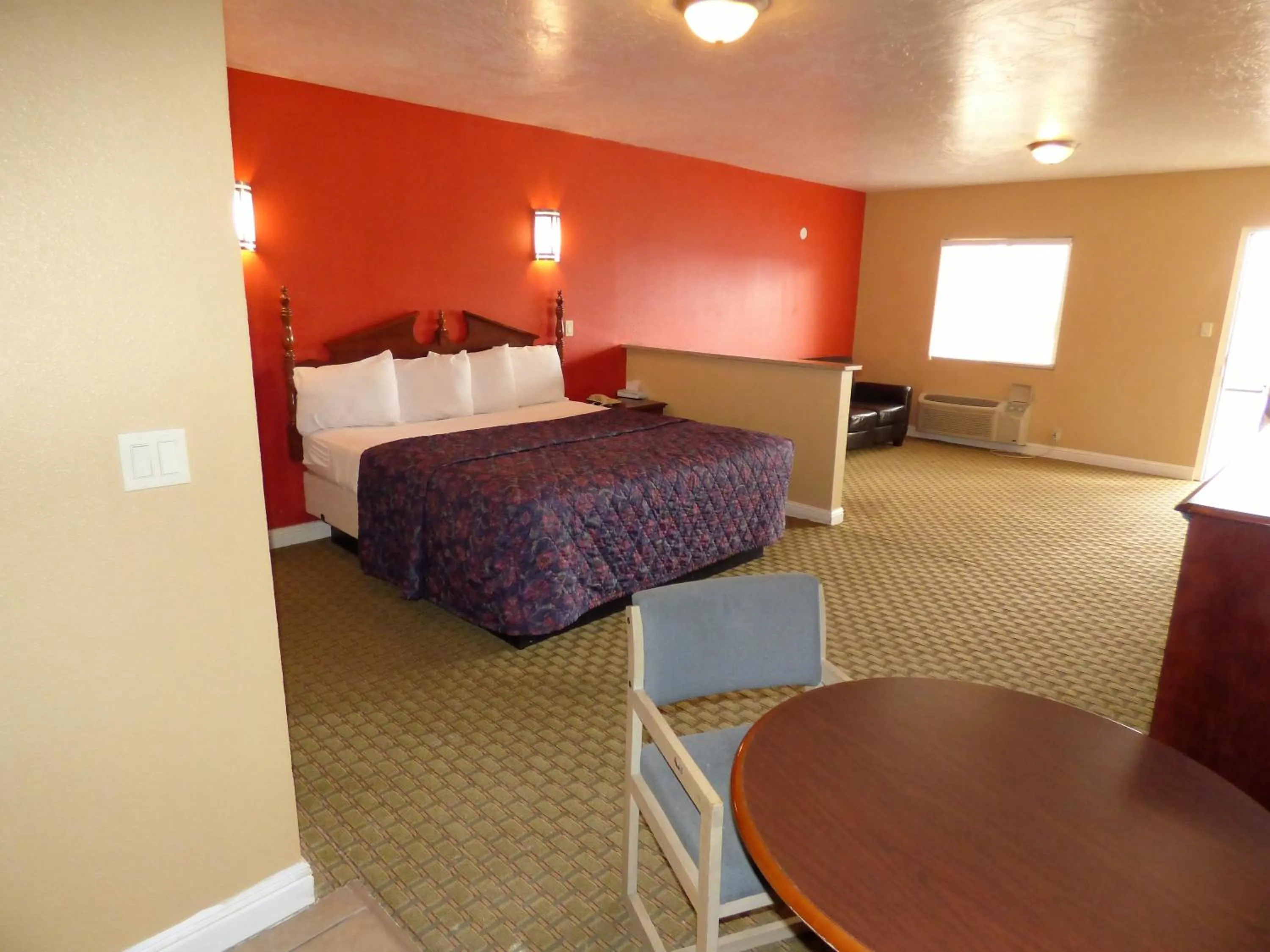 Photo of the whole room, Bed in Economy Inn & Suites