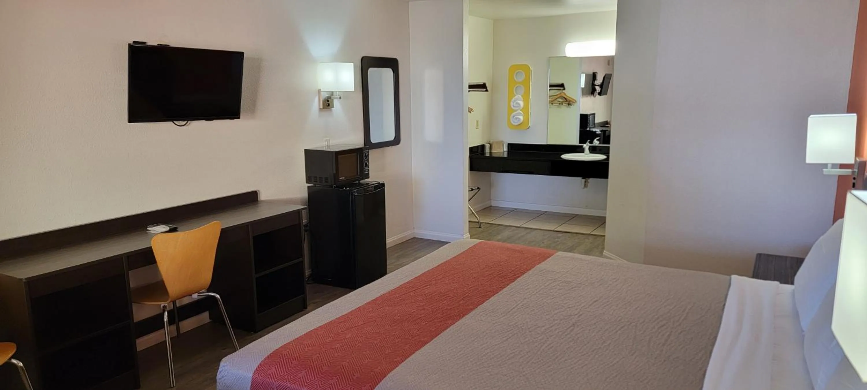 Bed in Motel 6-Santa Nella, CA - Los Banos