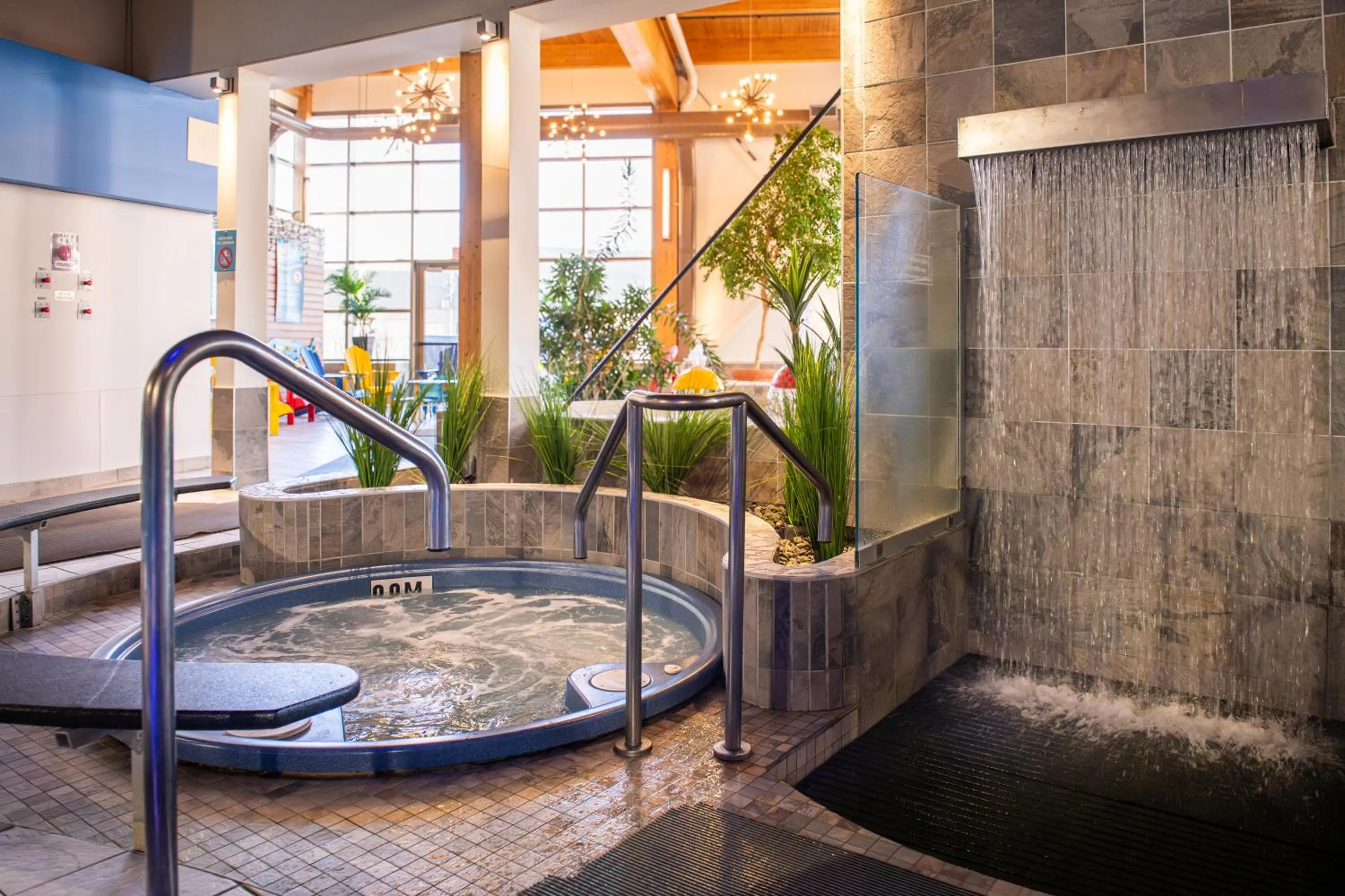 Swimming pool in Hotel Le Montagnais