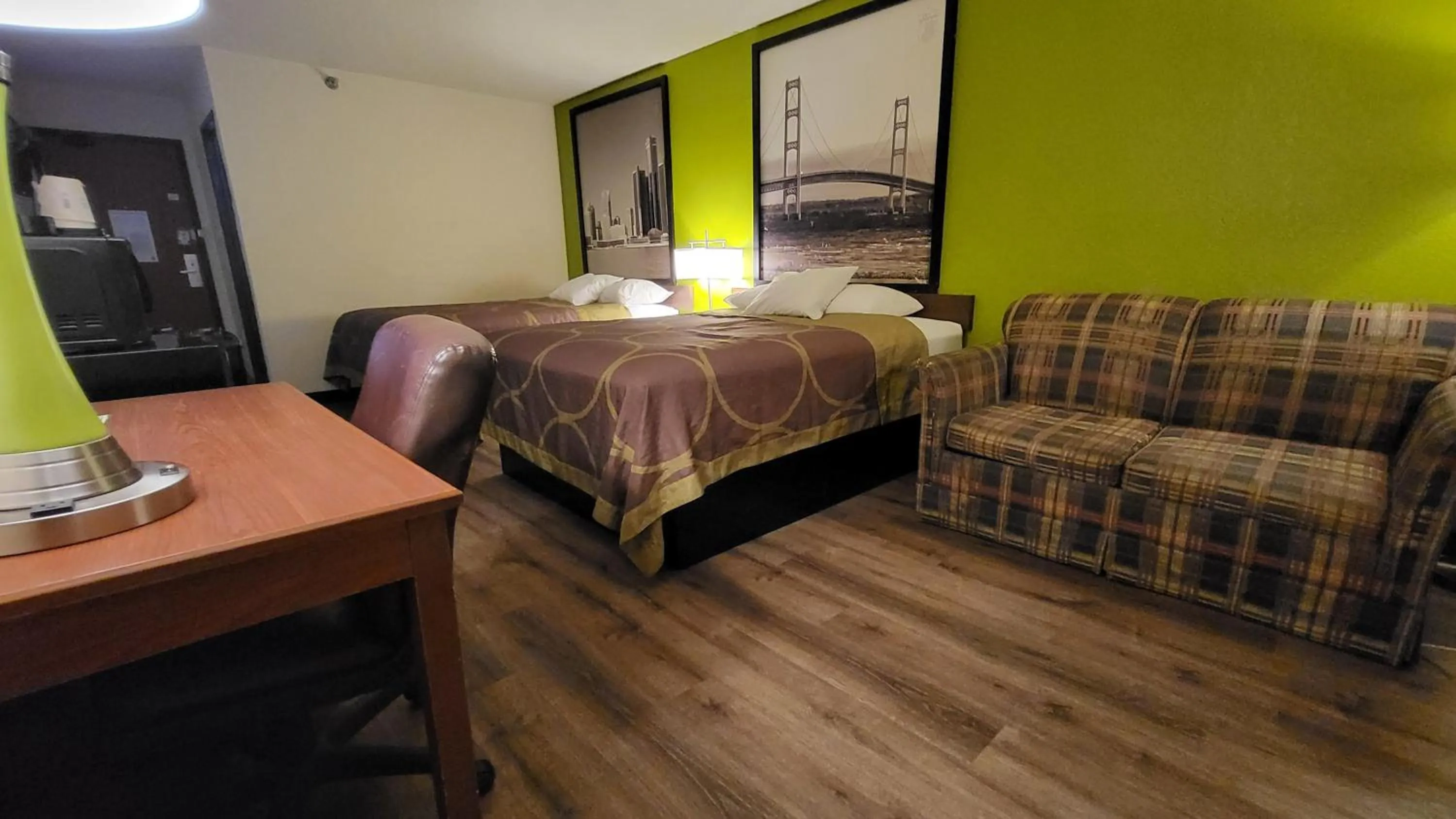 Photo of the whole room, Bed in Super 8 by Wyndham Canton/Livonia Area