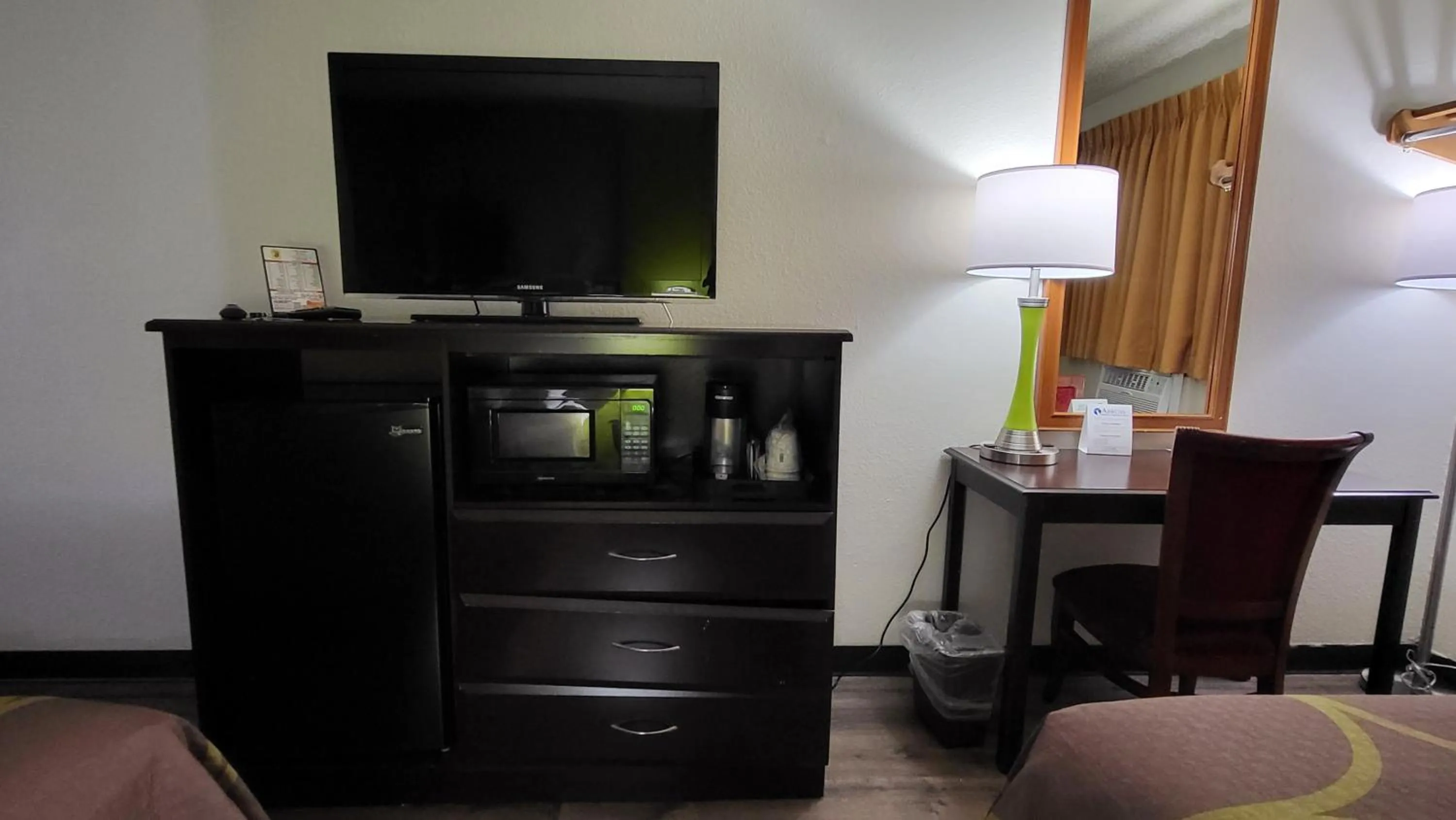 TV and multimedia in Super 8 by Wyndham Canton/Livonia Area