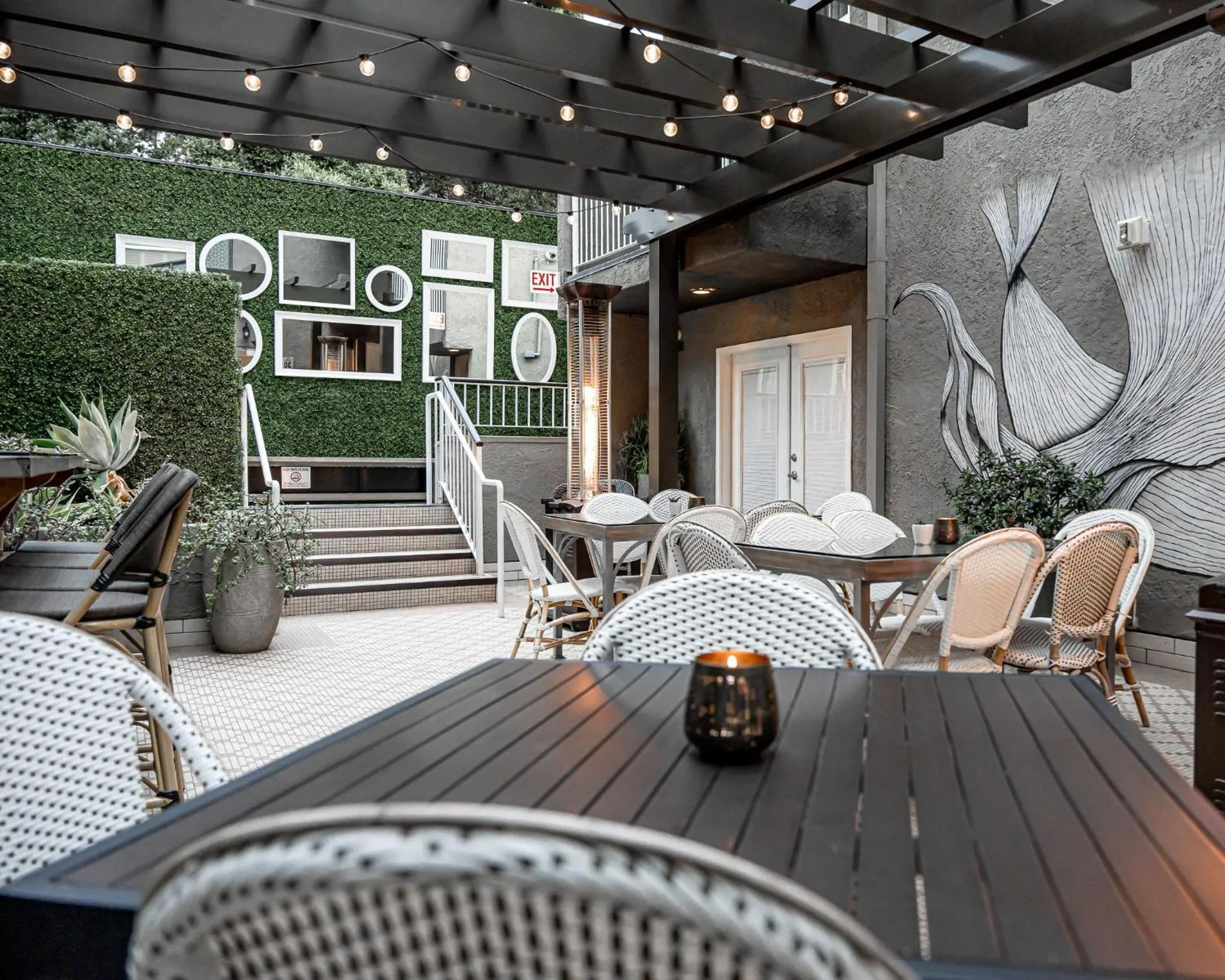 Restaurant/places to eat in Chamberlain West Hollywood