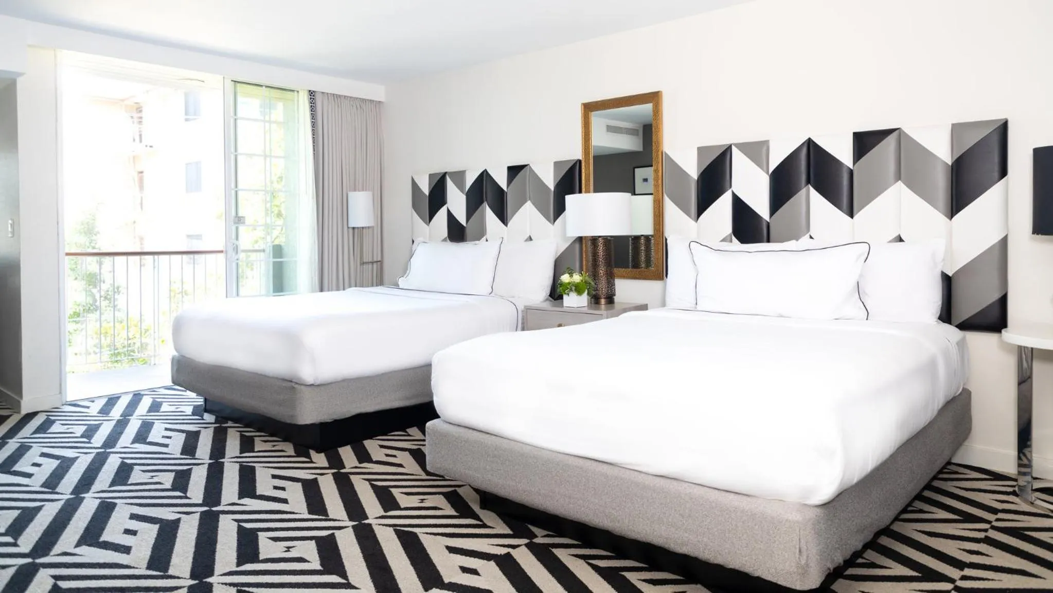 Photo of the whole room, Bed in Chamberlain West Hollywood